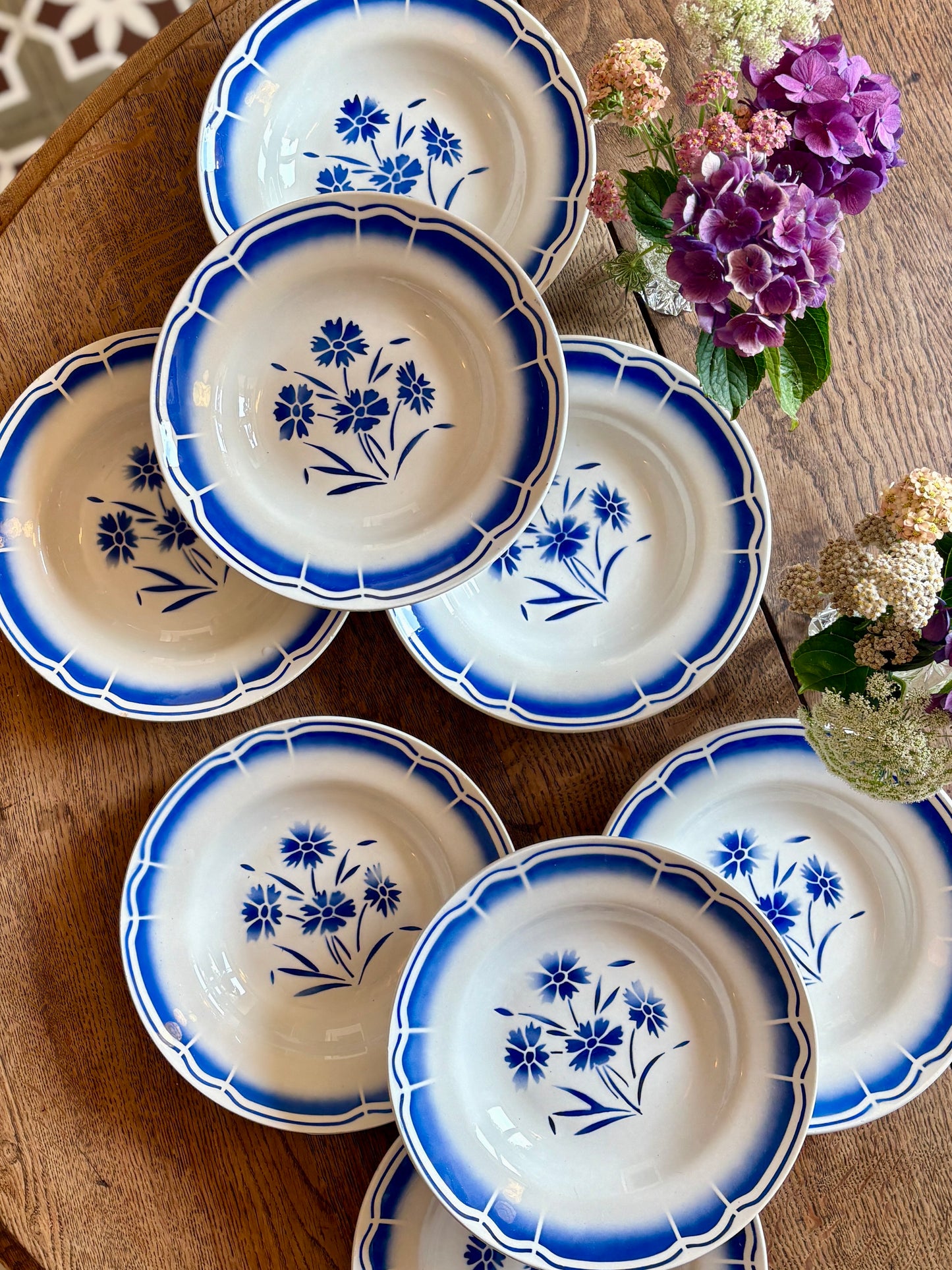 Lot de 8 assiettes creuses anciennes, décors de fleurs bleues
