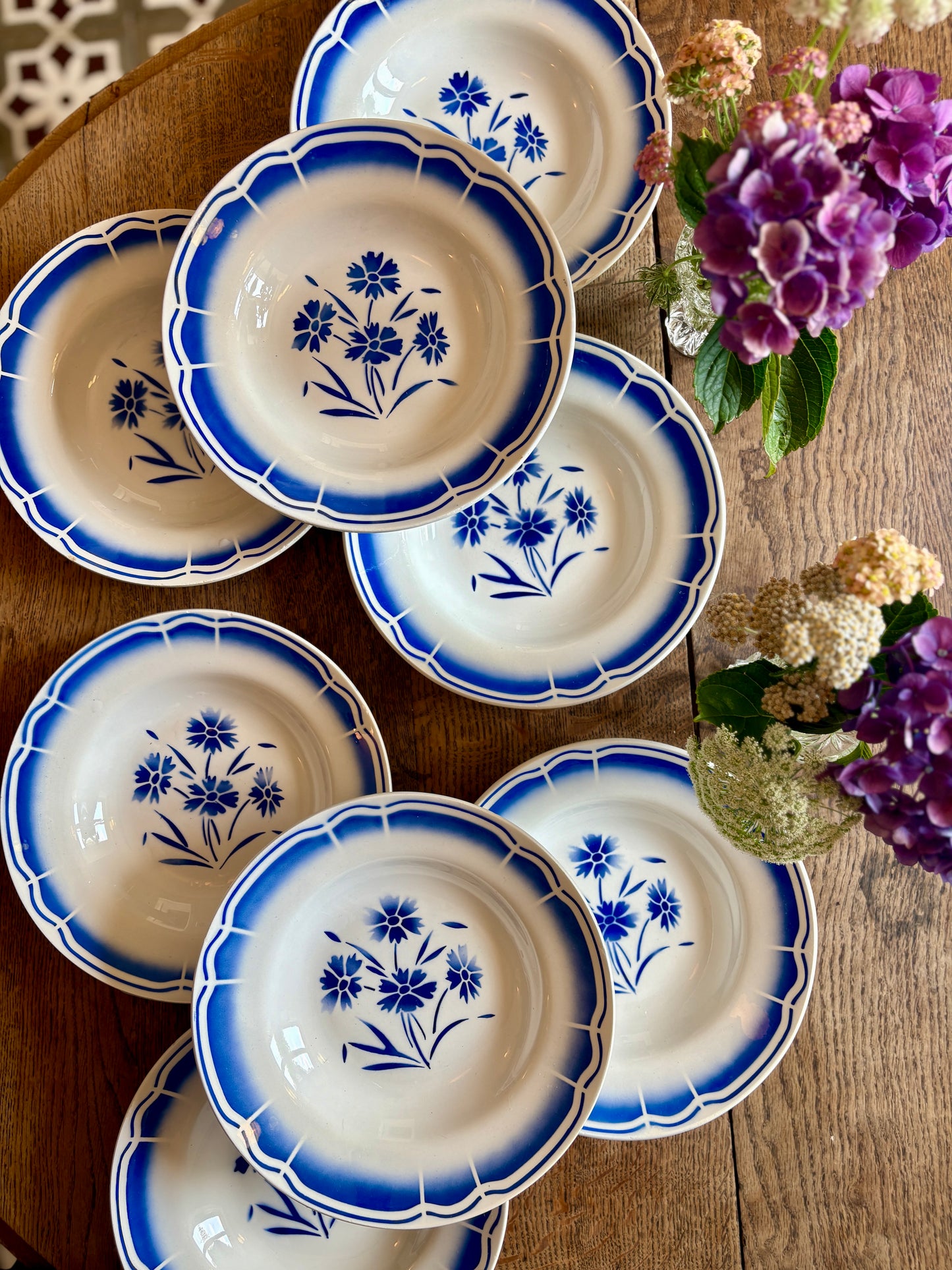 Lot de 8 assiettes creuses anciennes, décors de fleurs bleues