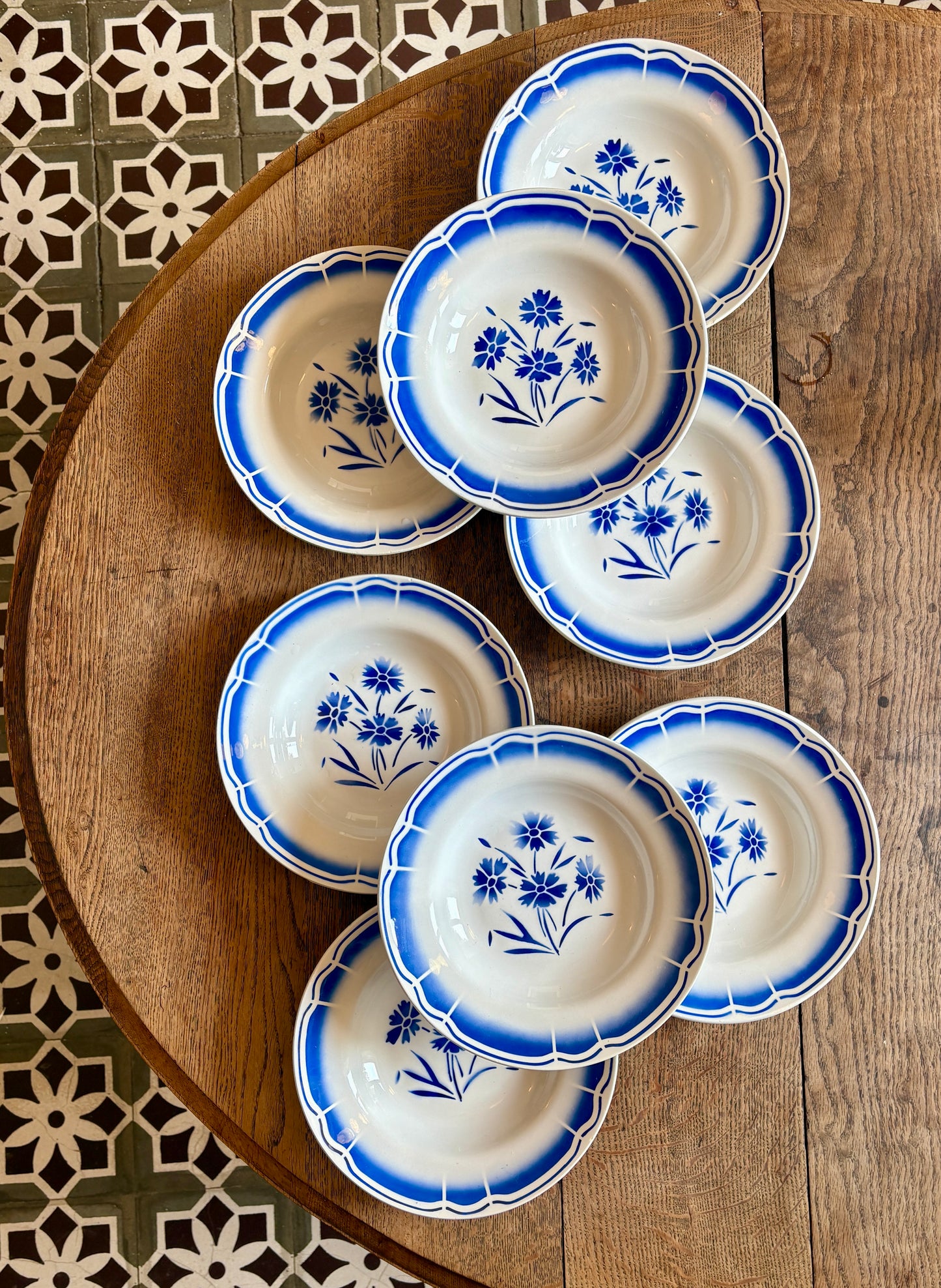 Lot de 8 assiettes creuses anciennes, décors de fleurs bleues