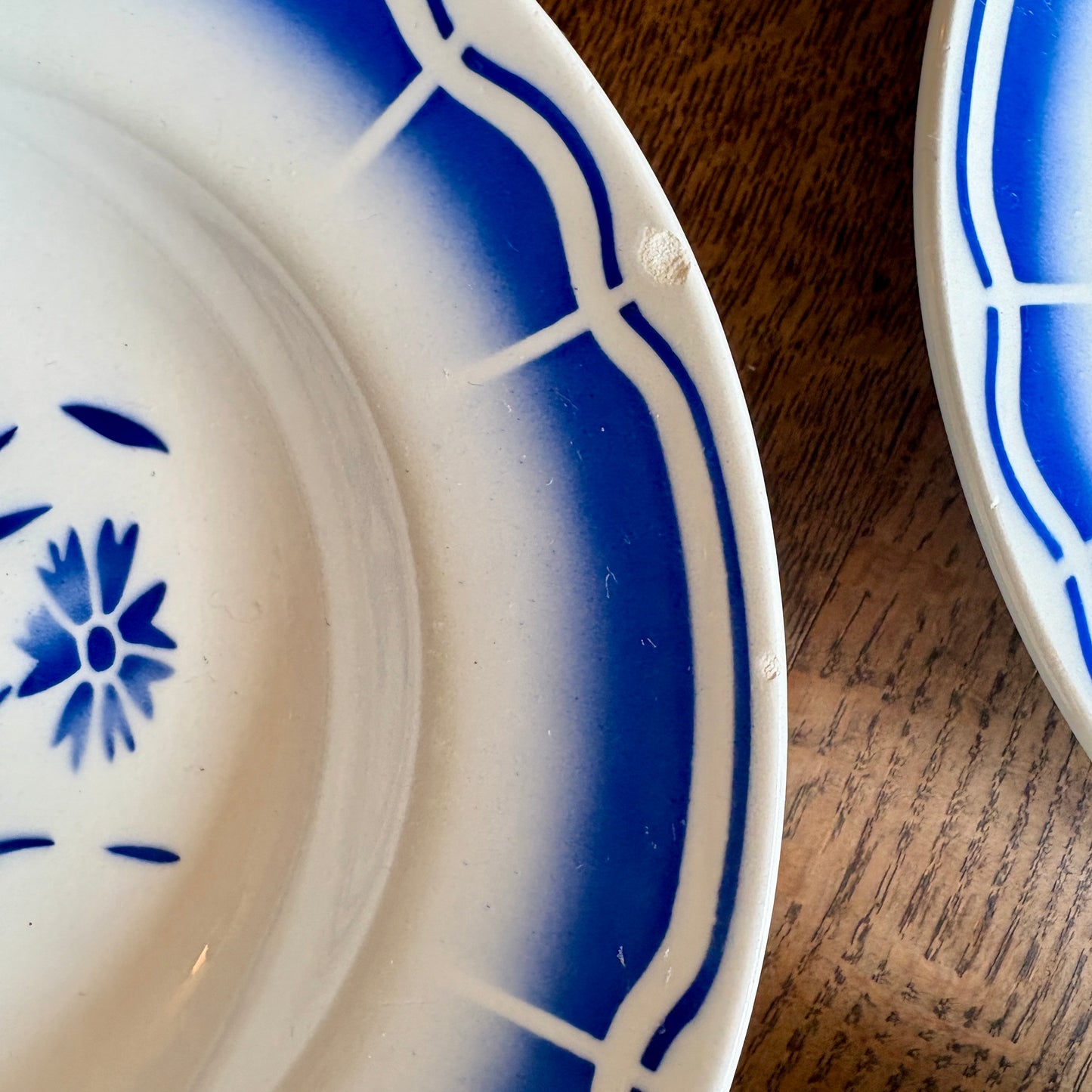 Lot de 8 assiettes creuses anciennes, décors de fleurs bleues