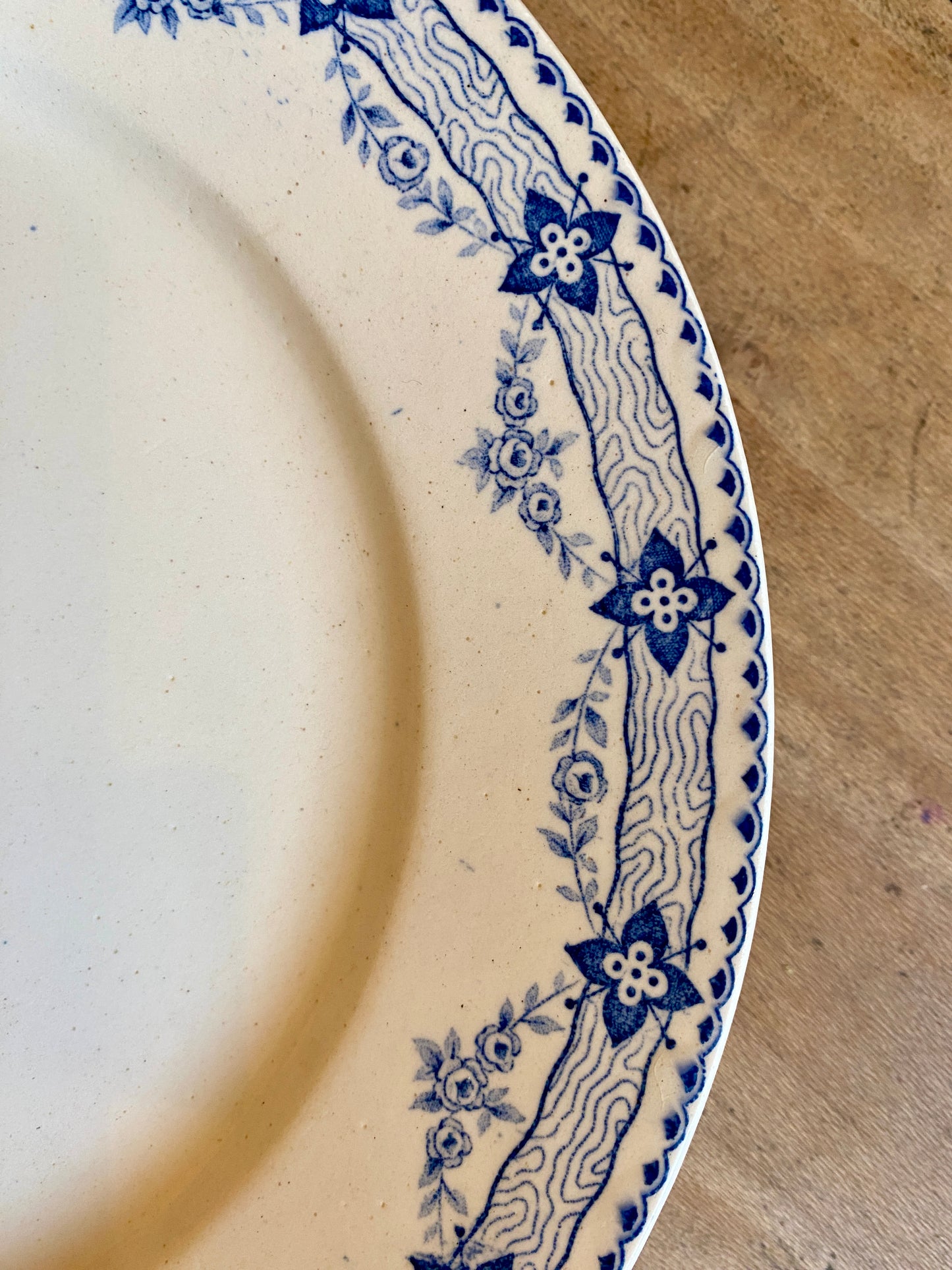 Lot de 8 assiettes plates anciennes en terre de fer - Lavoisier de Choisy le Roi