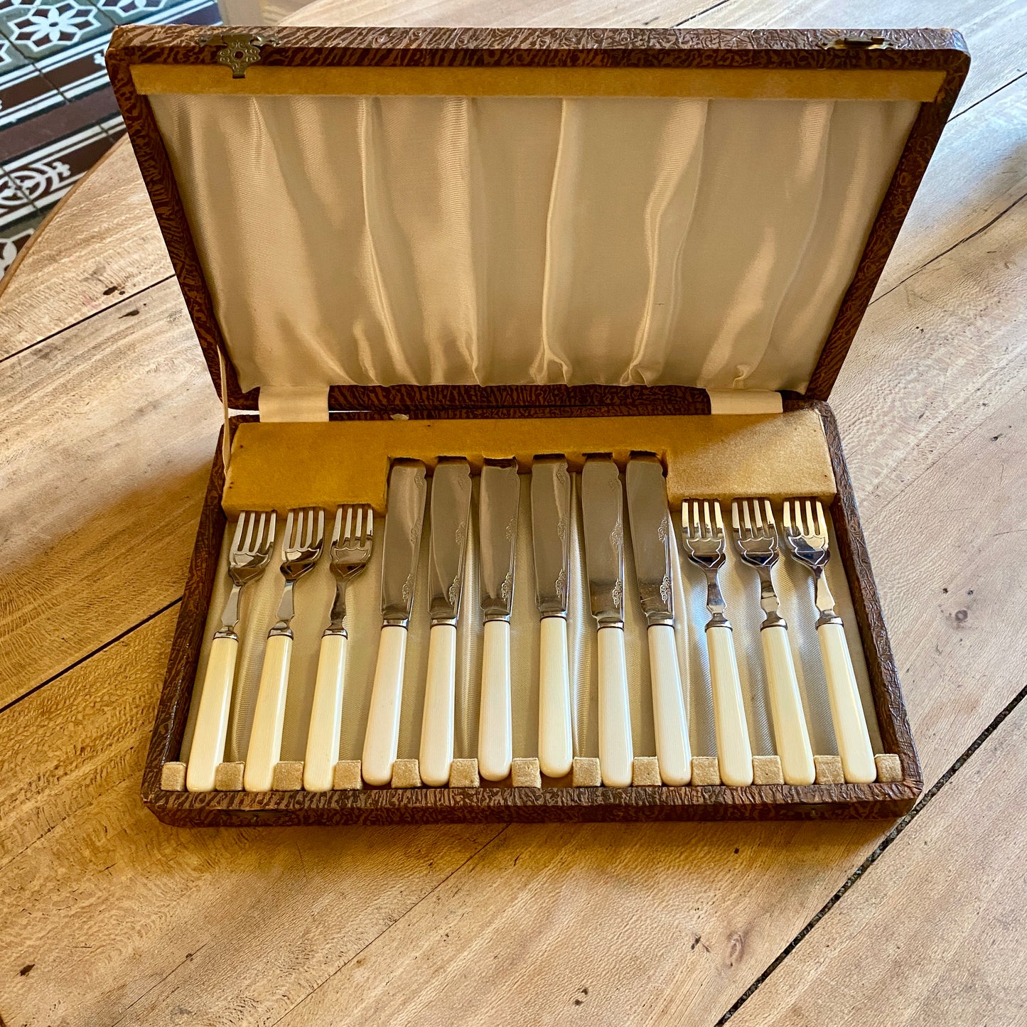 Ménagère à poisson ancienne en métal argenté et bakélite