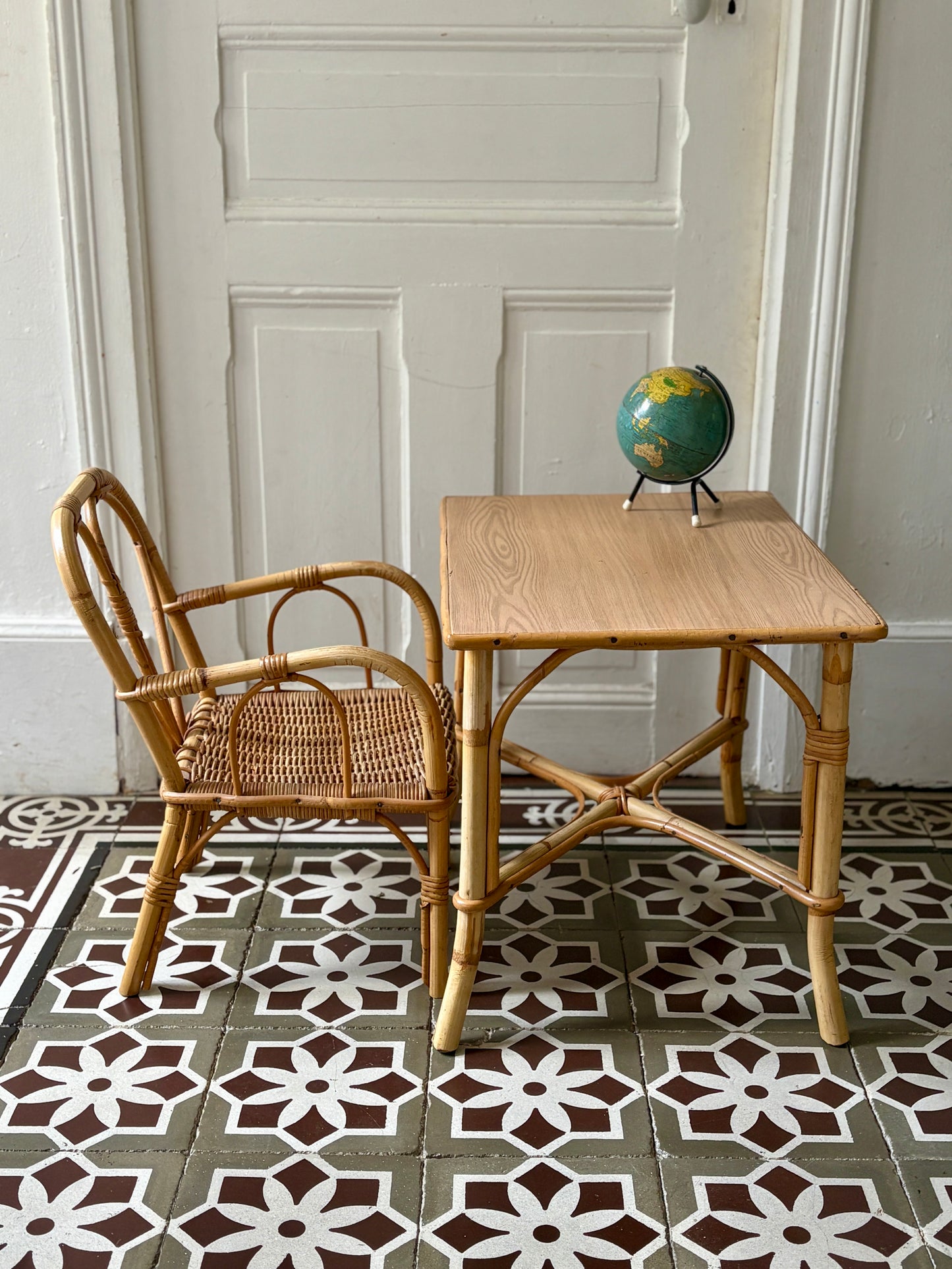 Ensemble bureau et fauteuil en rotin vintage pour enfant