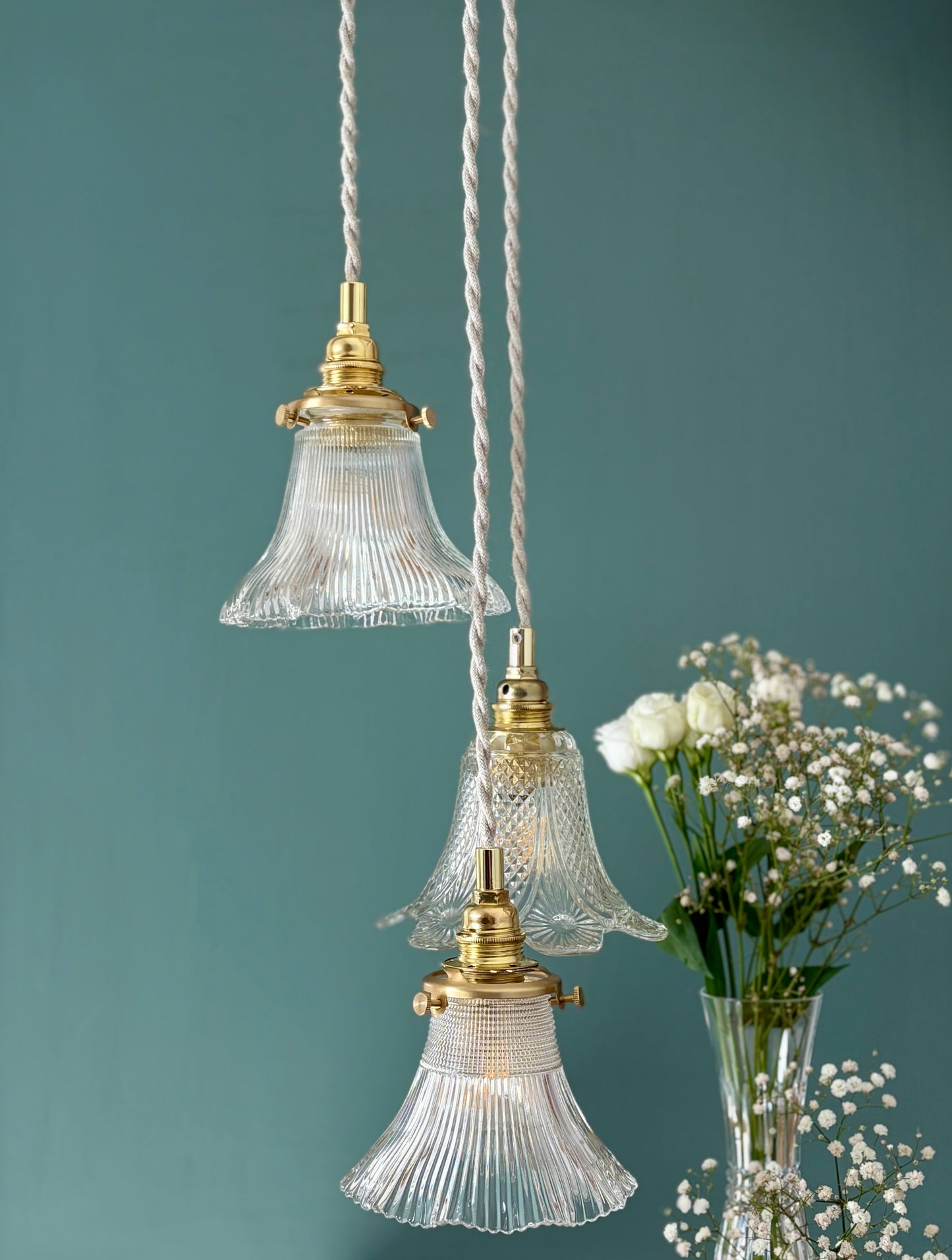 Suspension triple tulipes vintage en verre ciselé et holophane