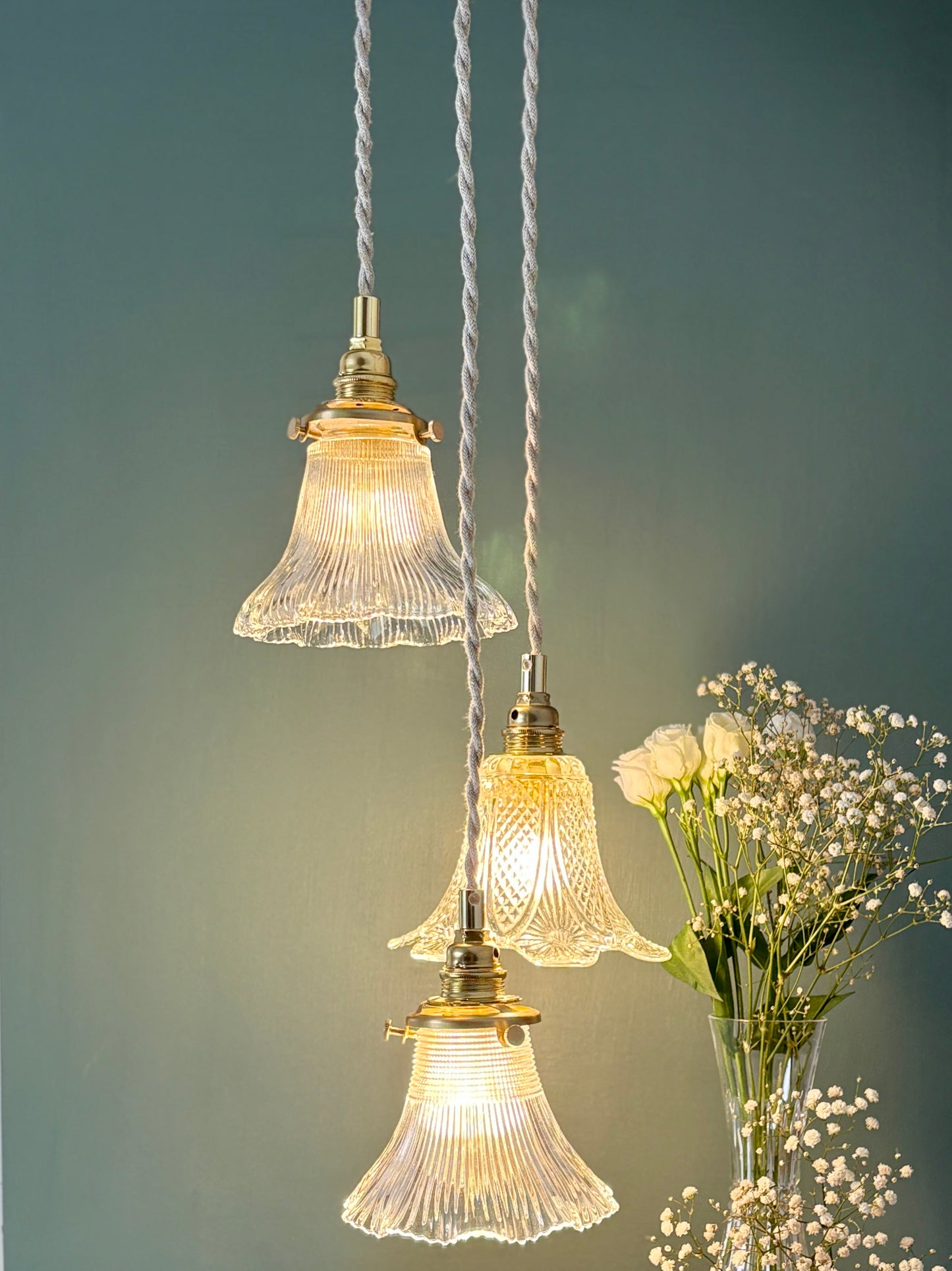 Suspension triple tulipes vintage en verre ciselé et holophane