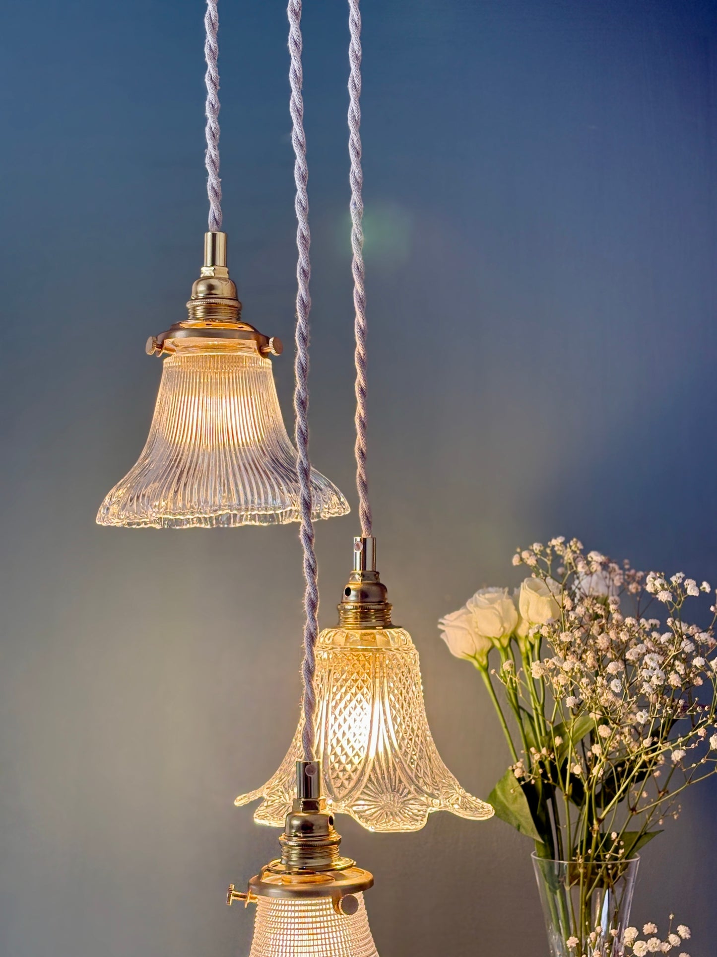 Suspension triple tulipes vintage en verre ciselé et holophane