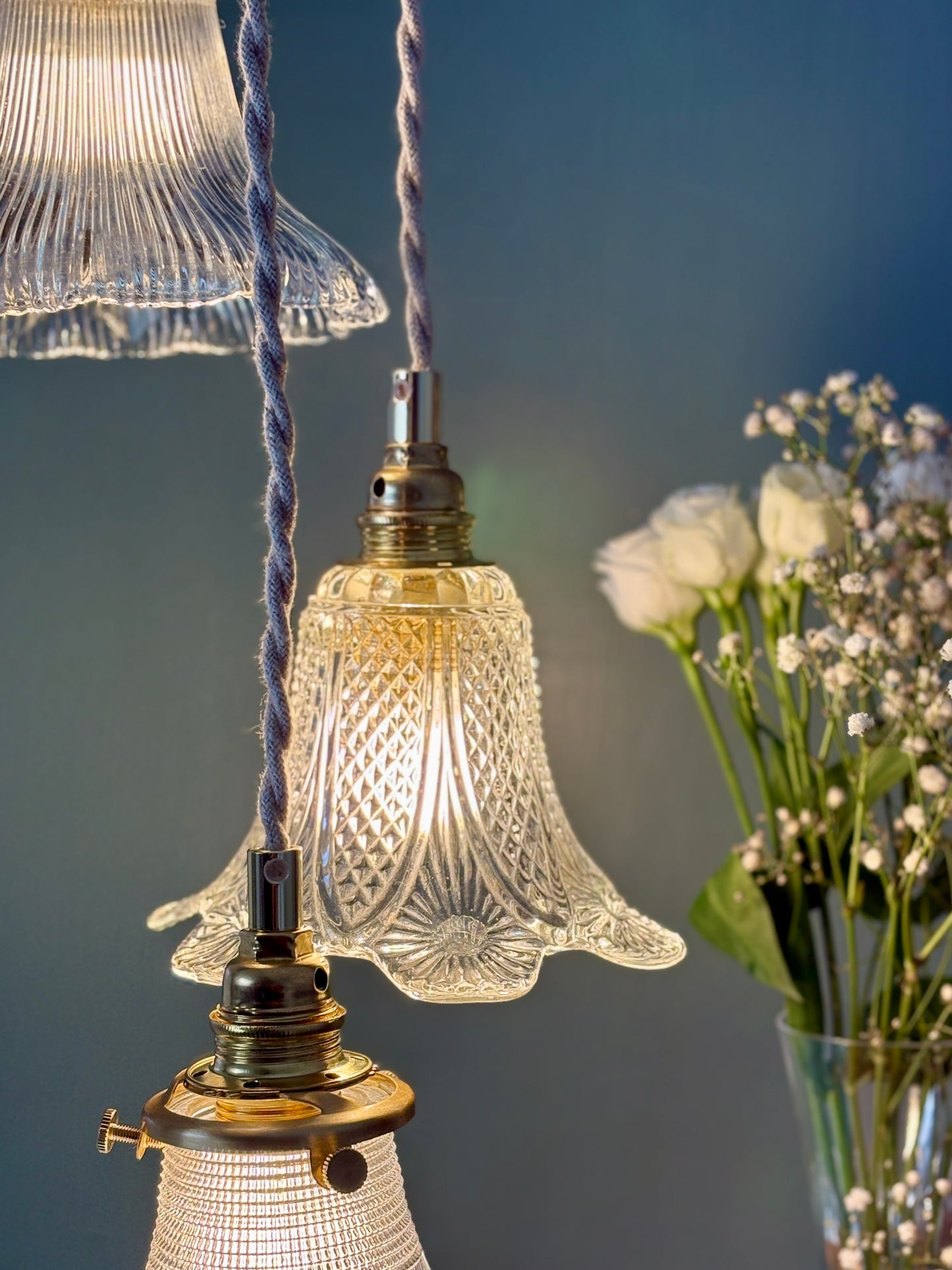 Suspension triple tulipes vintage en verre ciselé et holophane