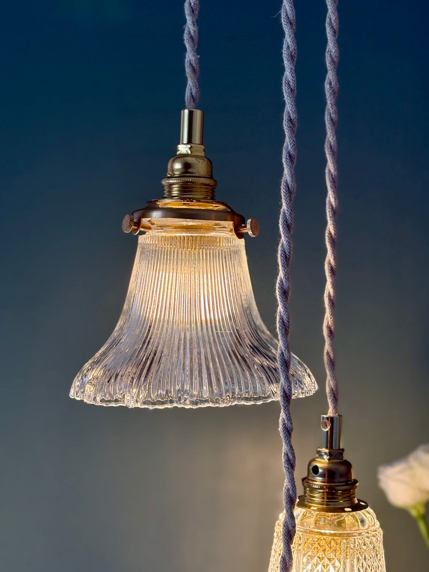 Suspension triple tulipes vintage en verre ciselé et holophane