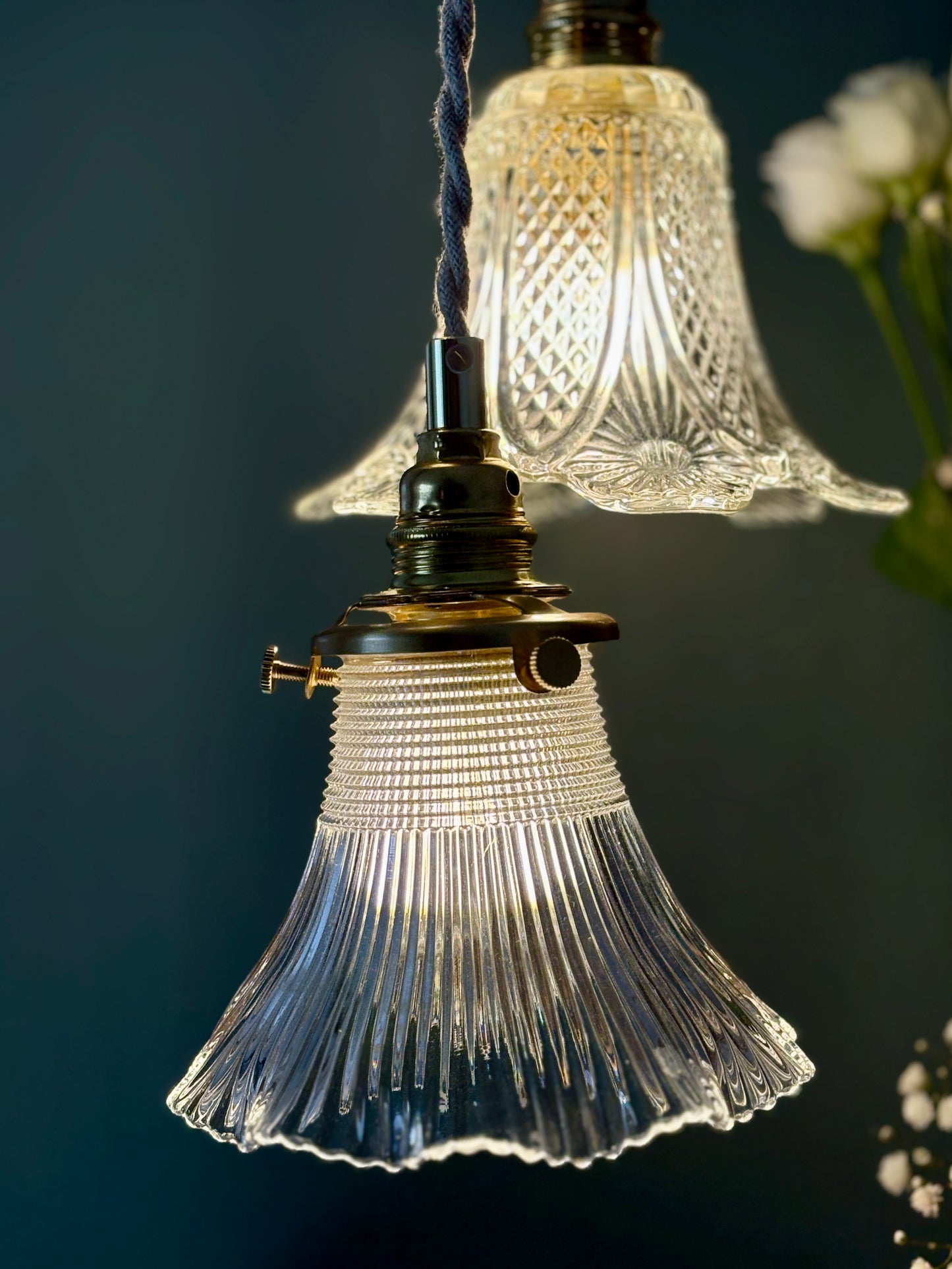 Suspension triple tulipes vintage en verre ciselé et holophane