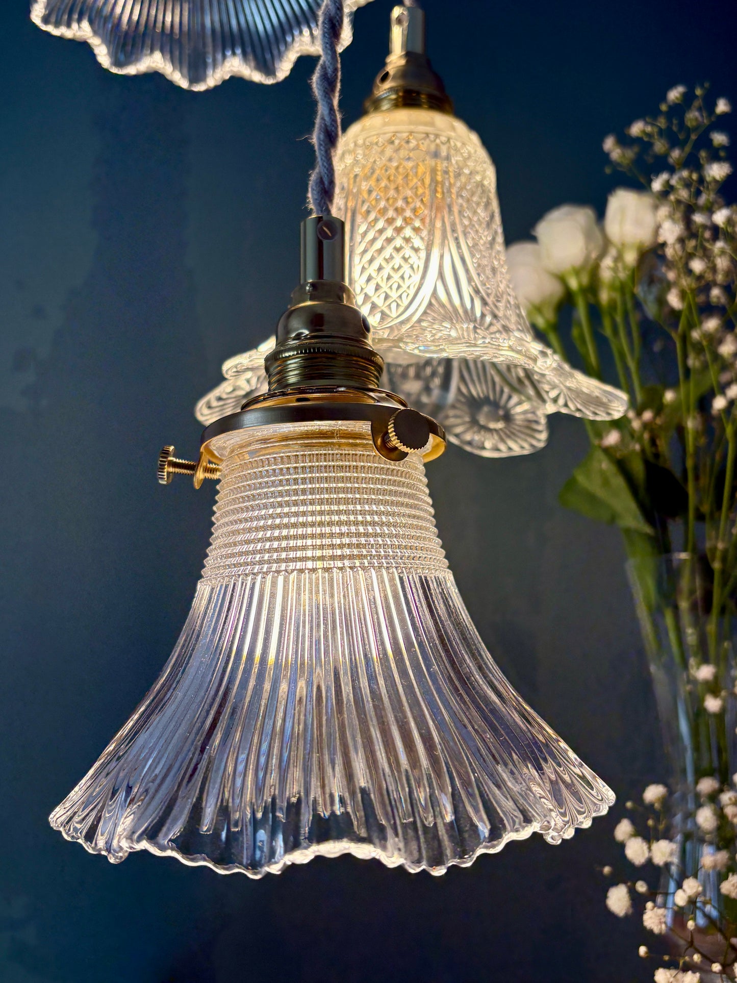 Suspension triple tulipes vintage en verre ciselé et holophane