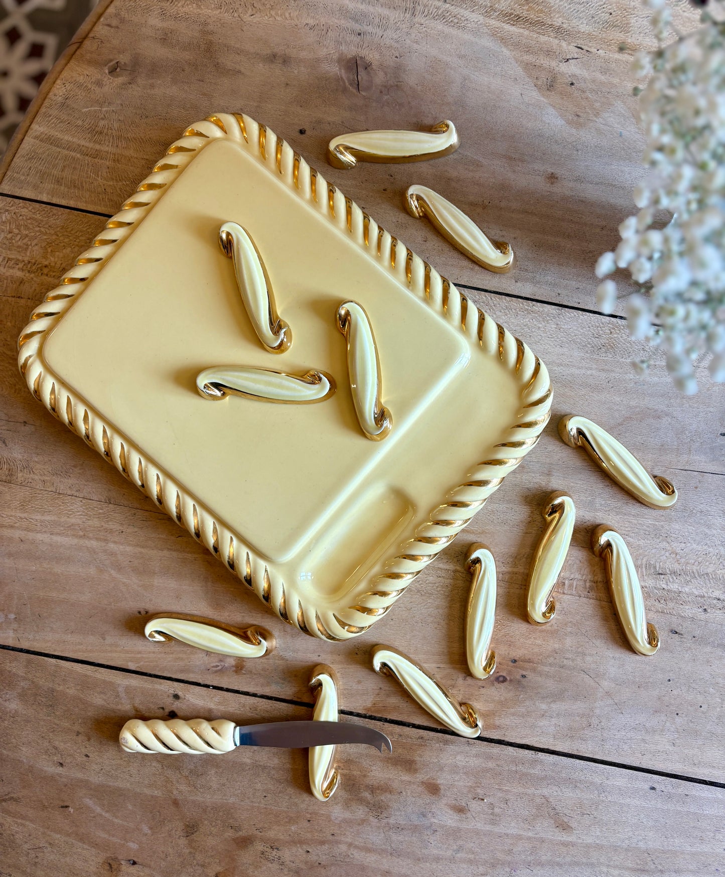 Lot de 12 porte-couteaux vintage art déco en céramique jaune et doré