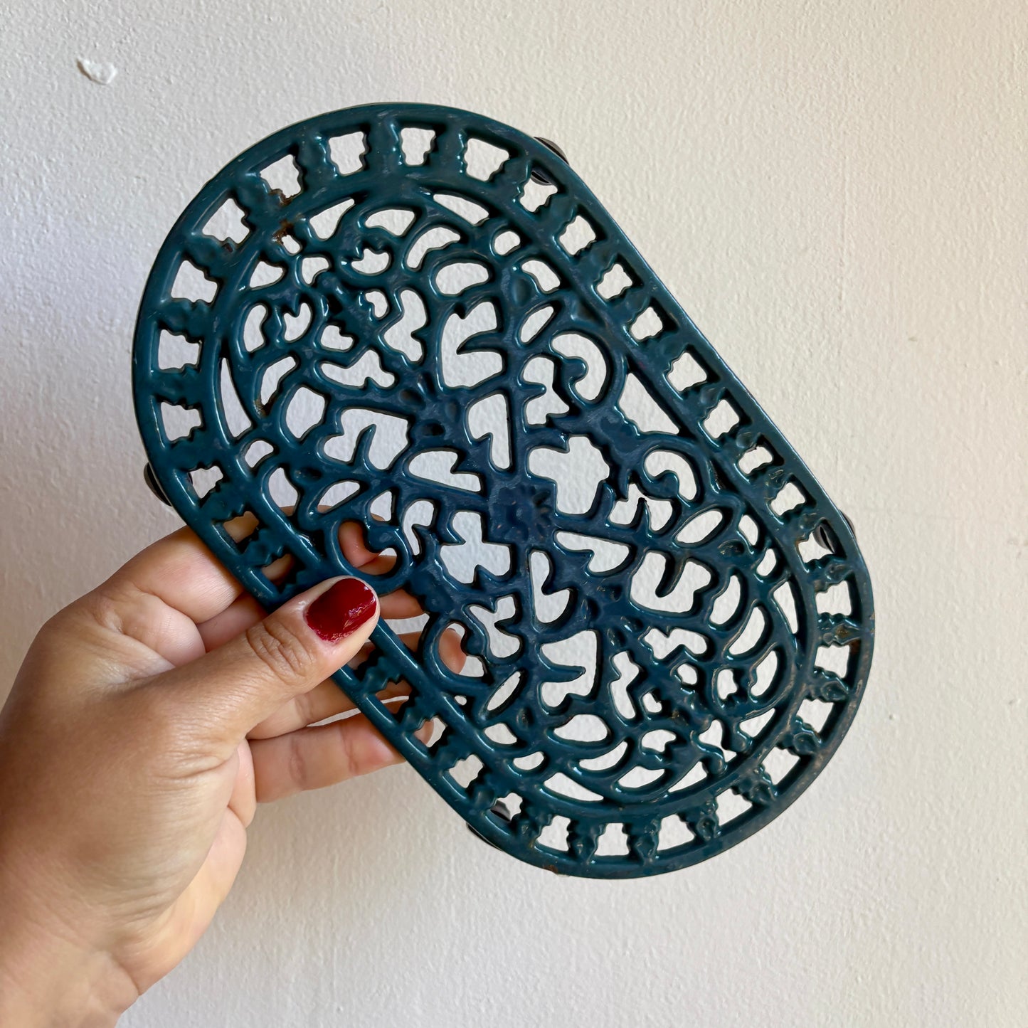 Dessous de plat vintage en fonte bleu