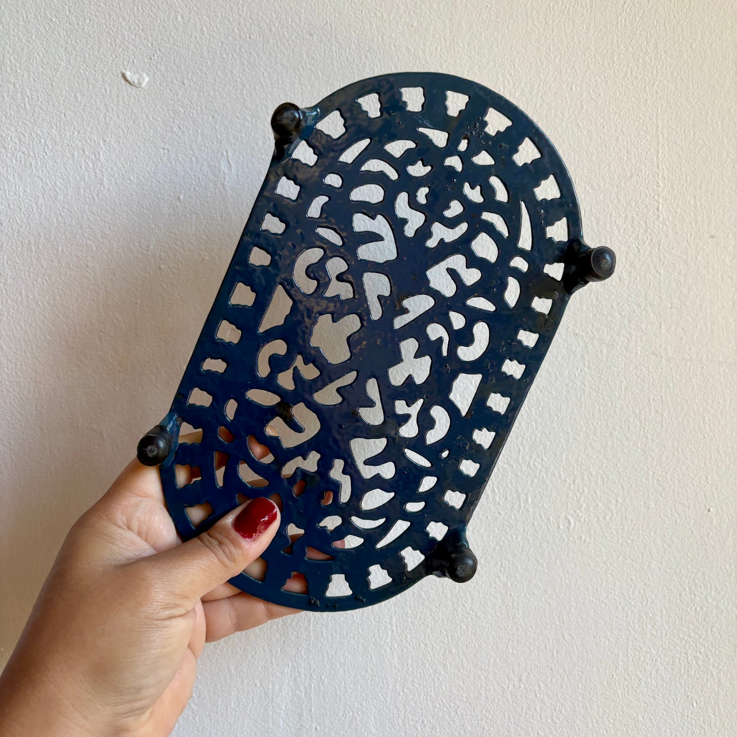 Dessous de plat vintage en fonte bleu