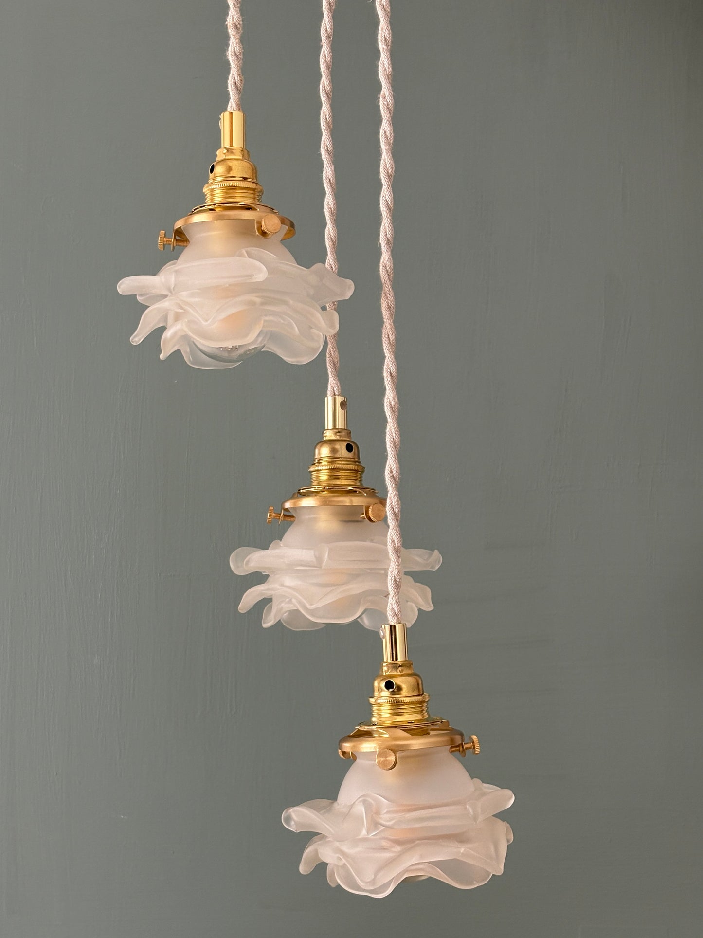 Suspension triple tulipes vintage en verre dépoli en forme de fleurs