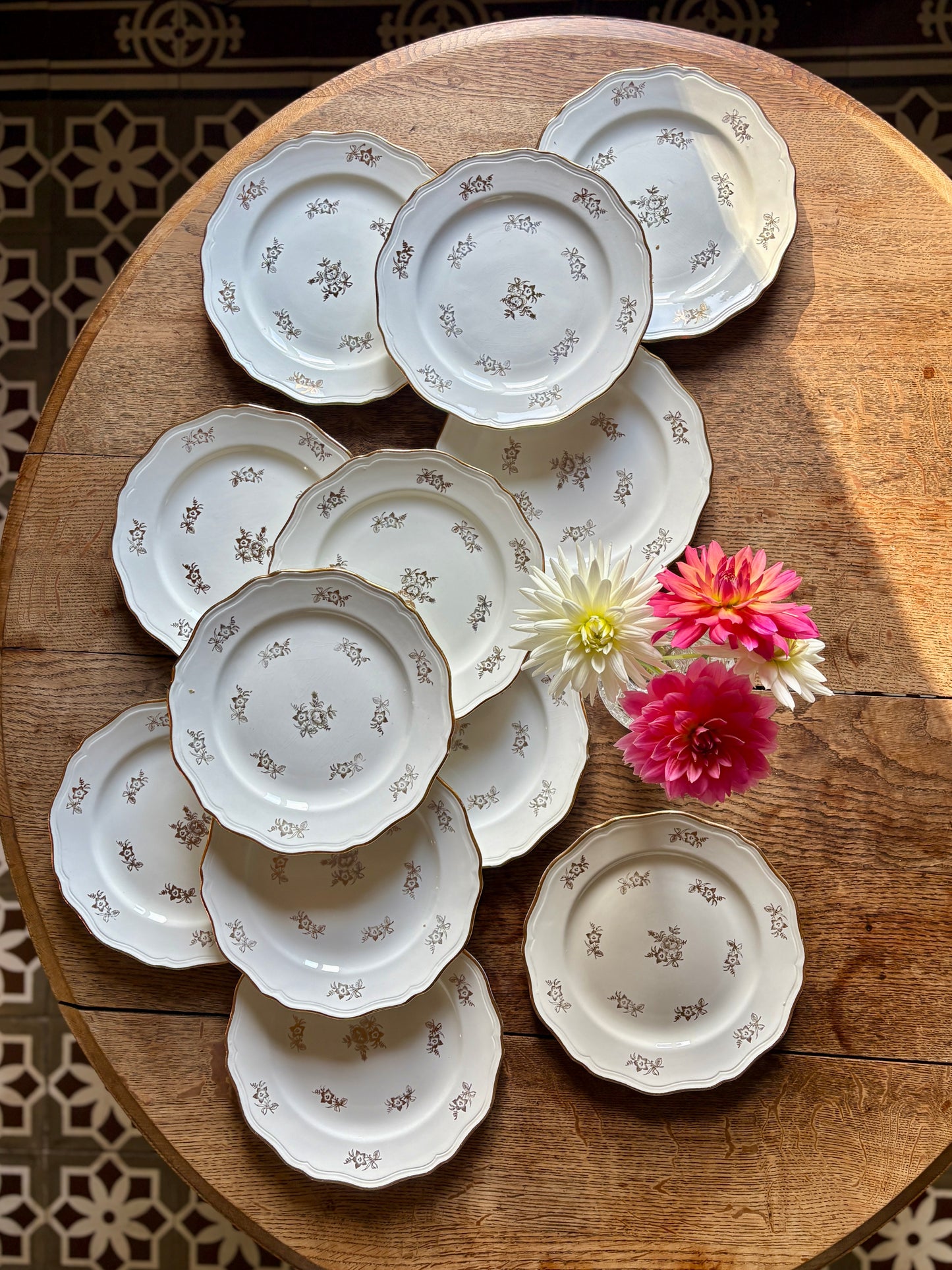 Lot de 12 assiettes plates vintage en demi porcelaine avec détails dorés - L'amandinoise