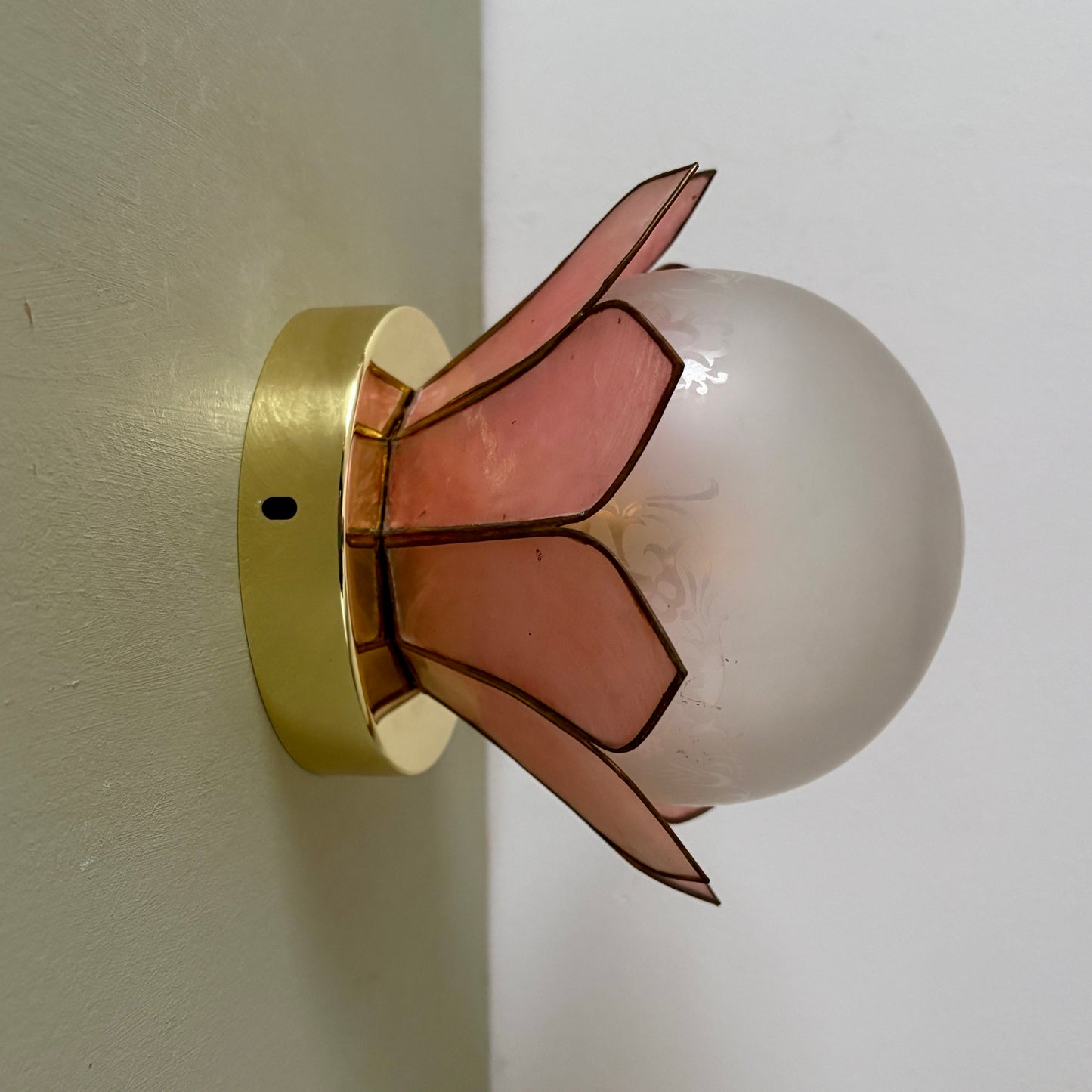 Applique abat-jour vintage en nacre rose et globe en verre dépoli