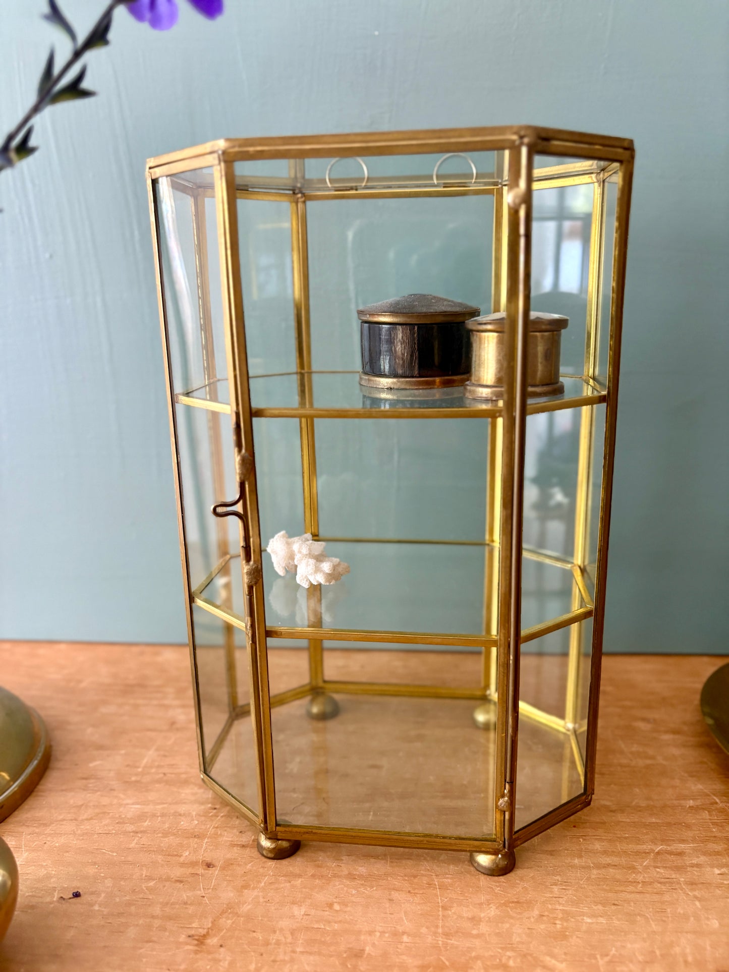 Vitrine vintage en verre et laiton