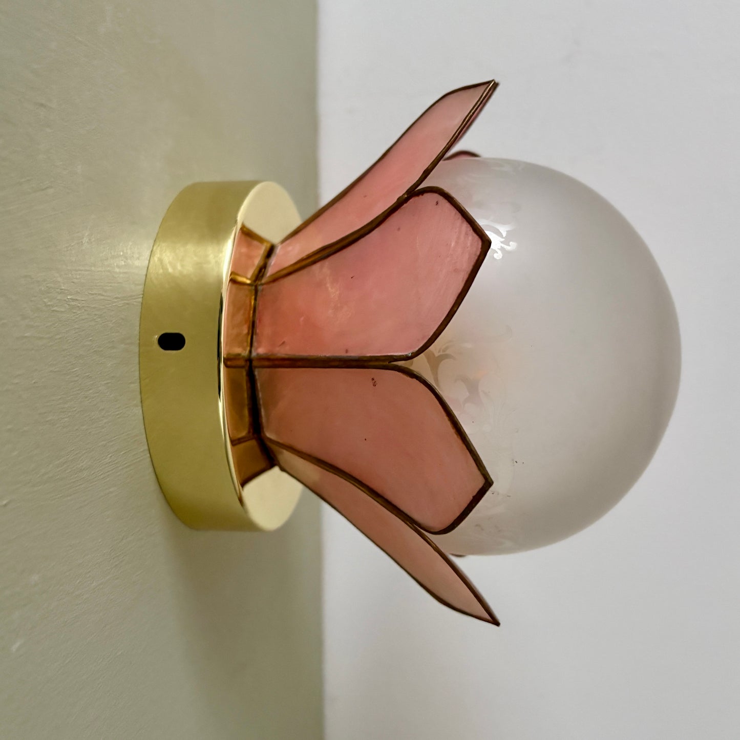 Applique abat-jour vintage en nacre rose et globe en verre dépoli