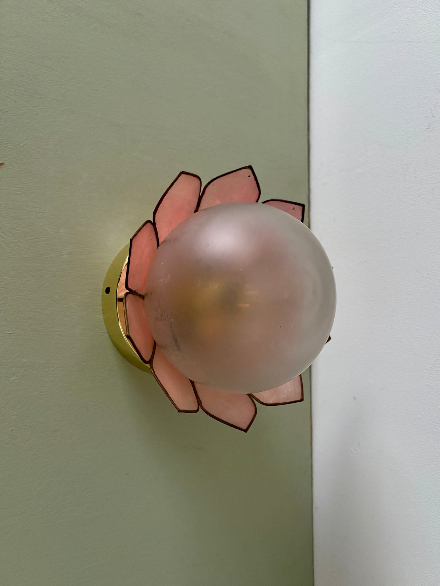 Applique abat-jour vintage en nacre rose et globe en verre dépoli