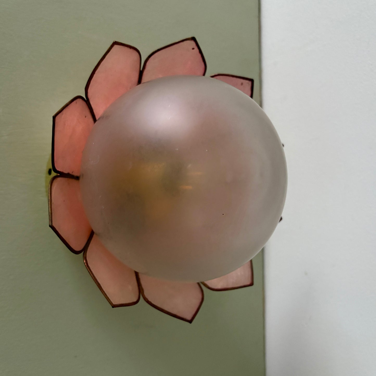 Applique abat-jour vintage en nacre rose et globe en verre dépoli