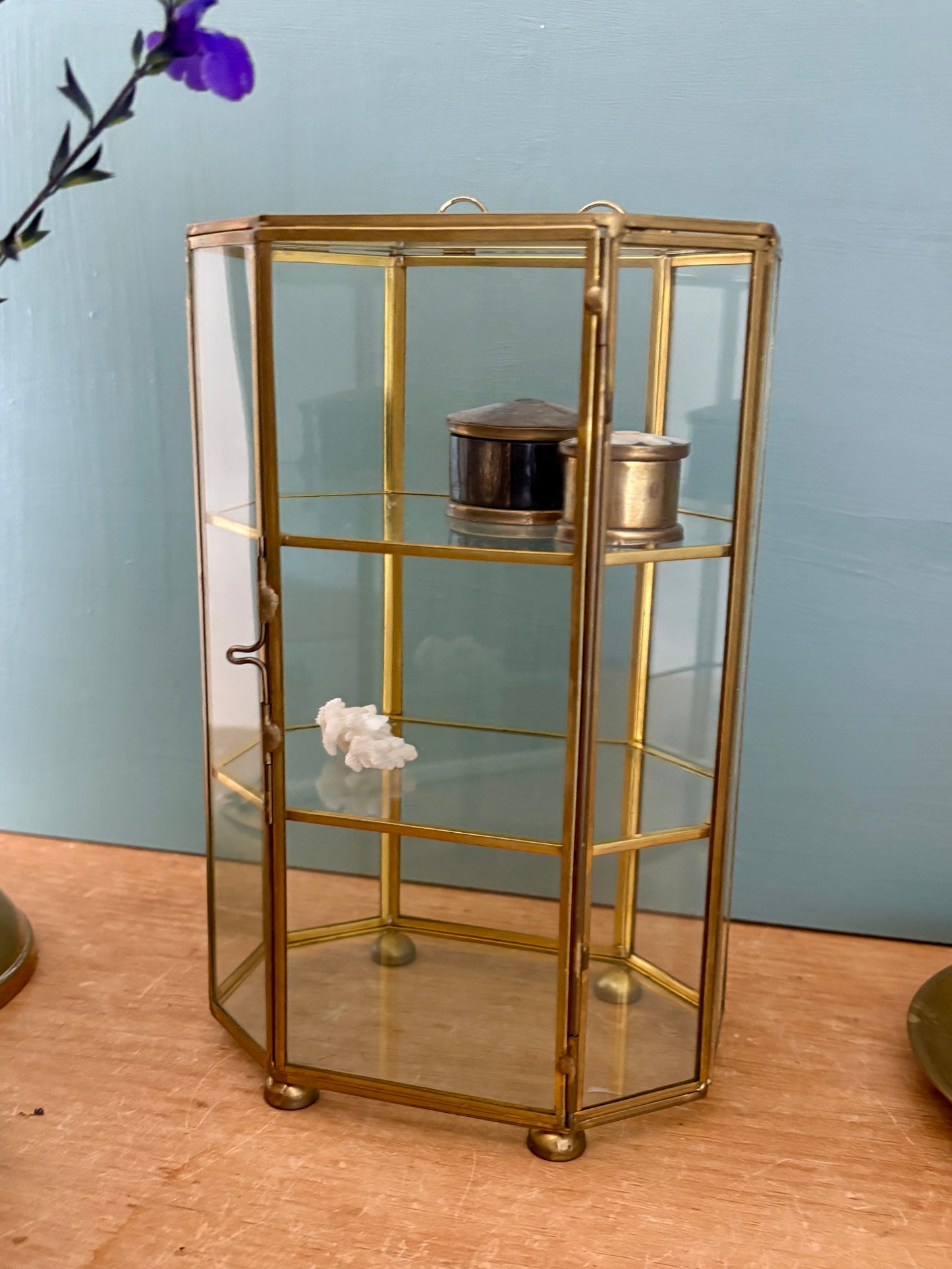 Vitrine vintage en verre et laiton