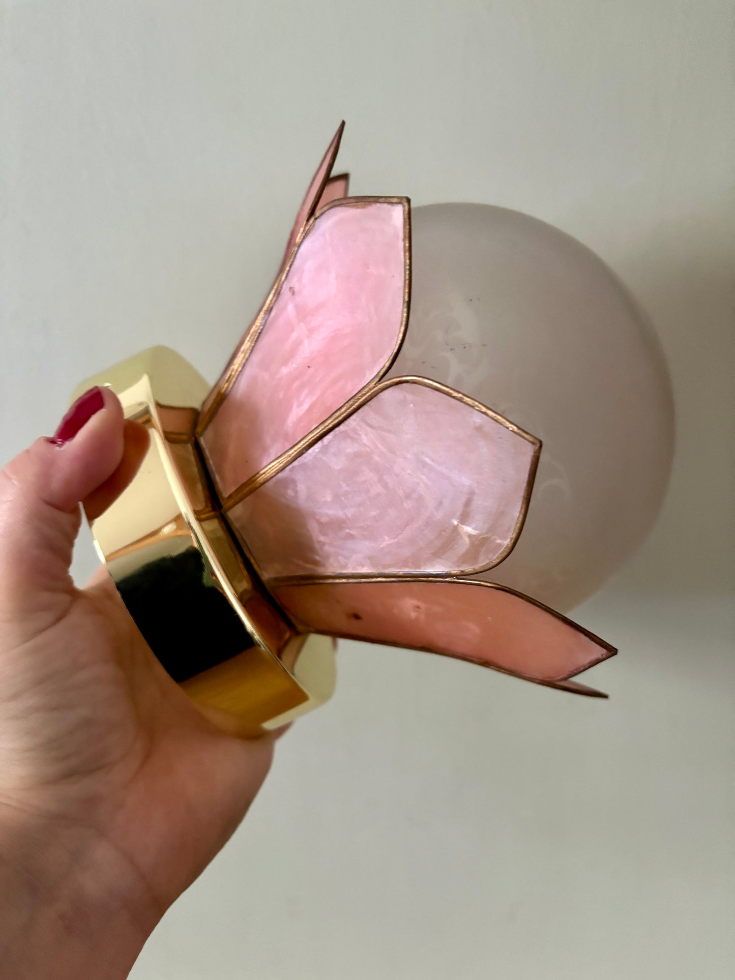 Applique abat-jour vintage en nacre rose et globe en verre dépoli