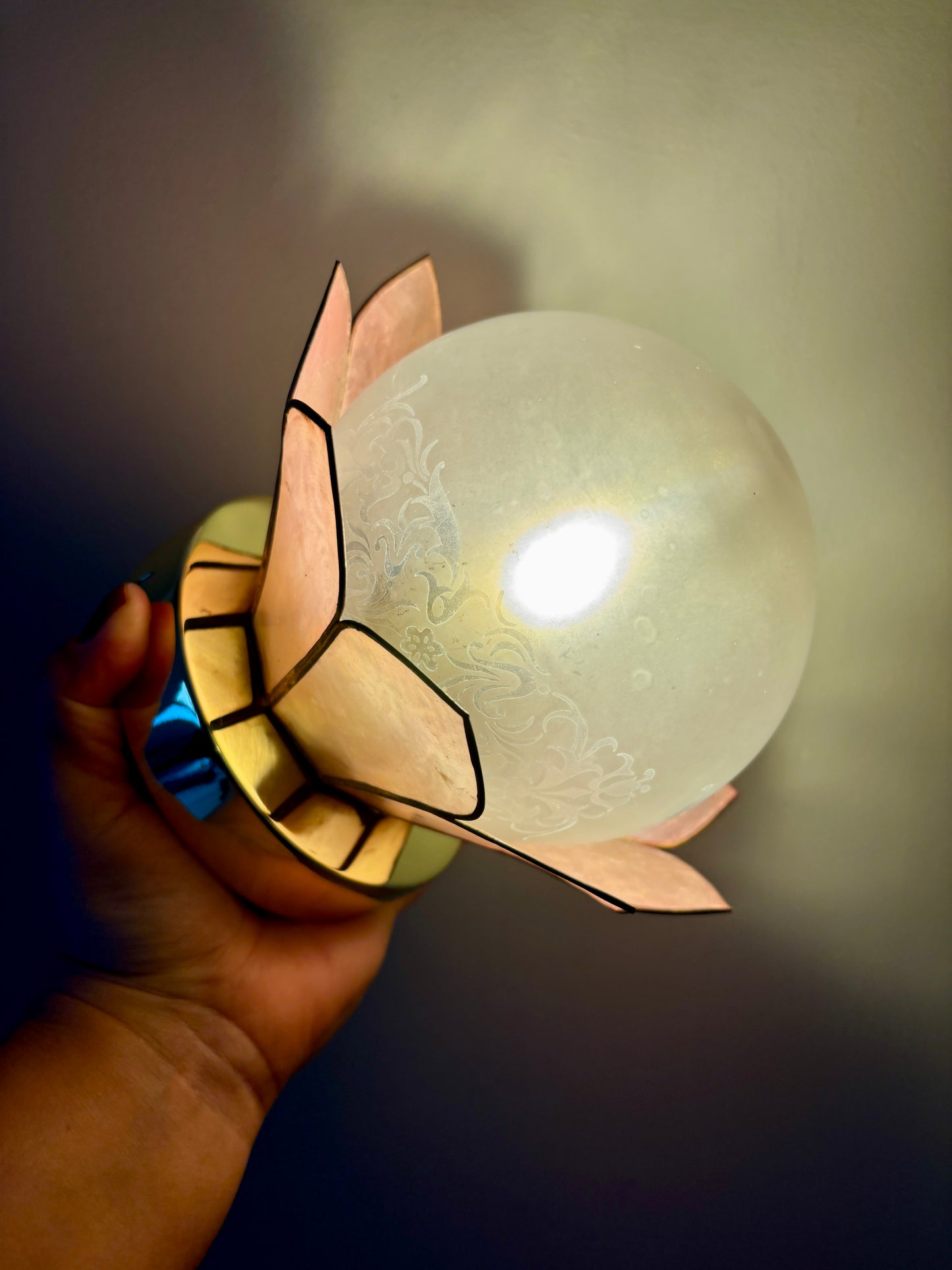Applique abat-jour vintage en nacre rose et globe en verre dépoli