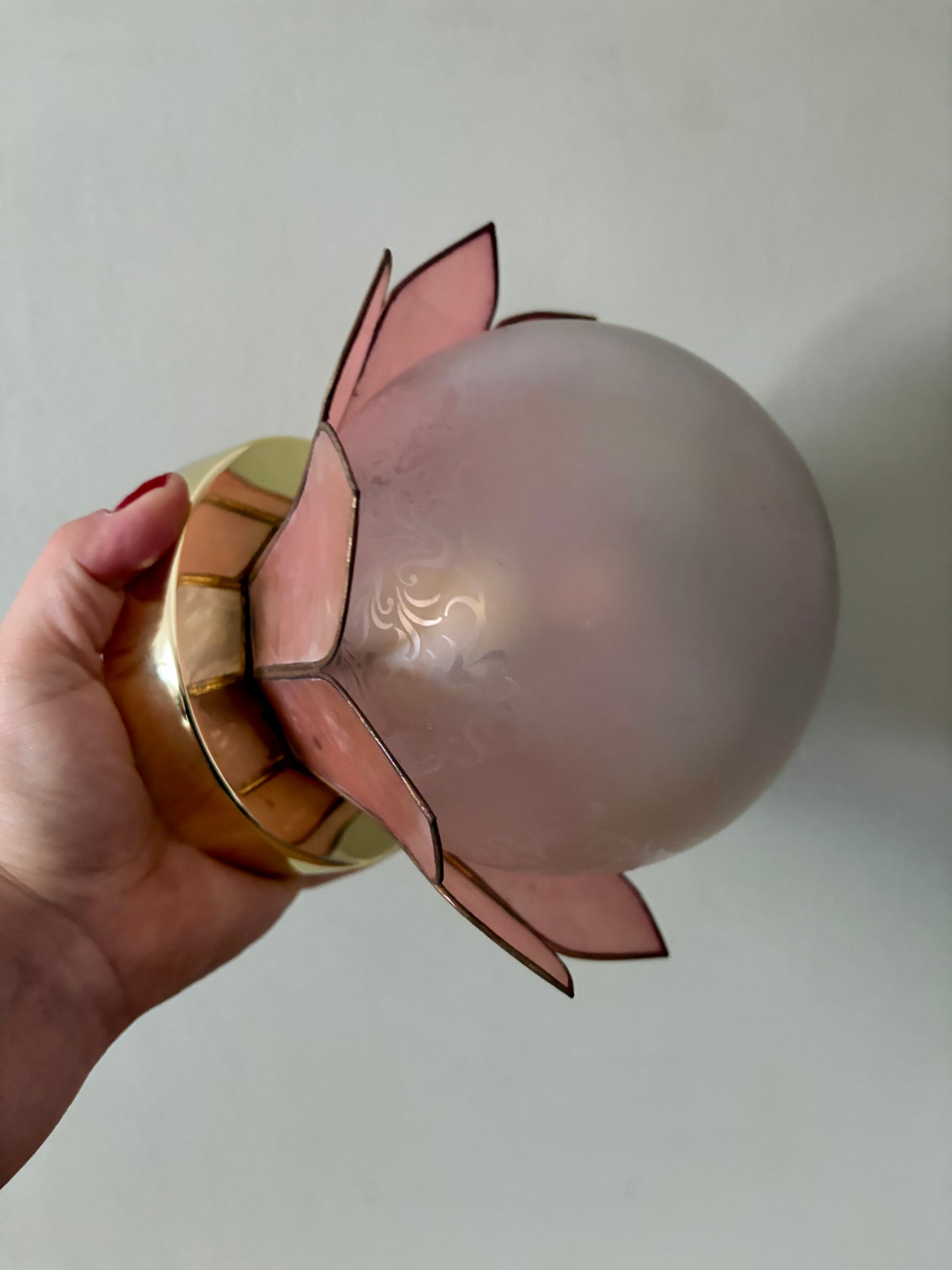 Applique abat-jour vintage en nacre rose et globe en verre dépoli