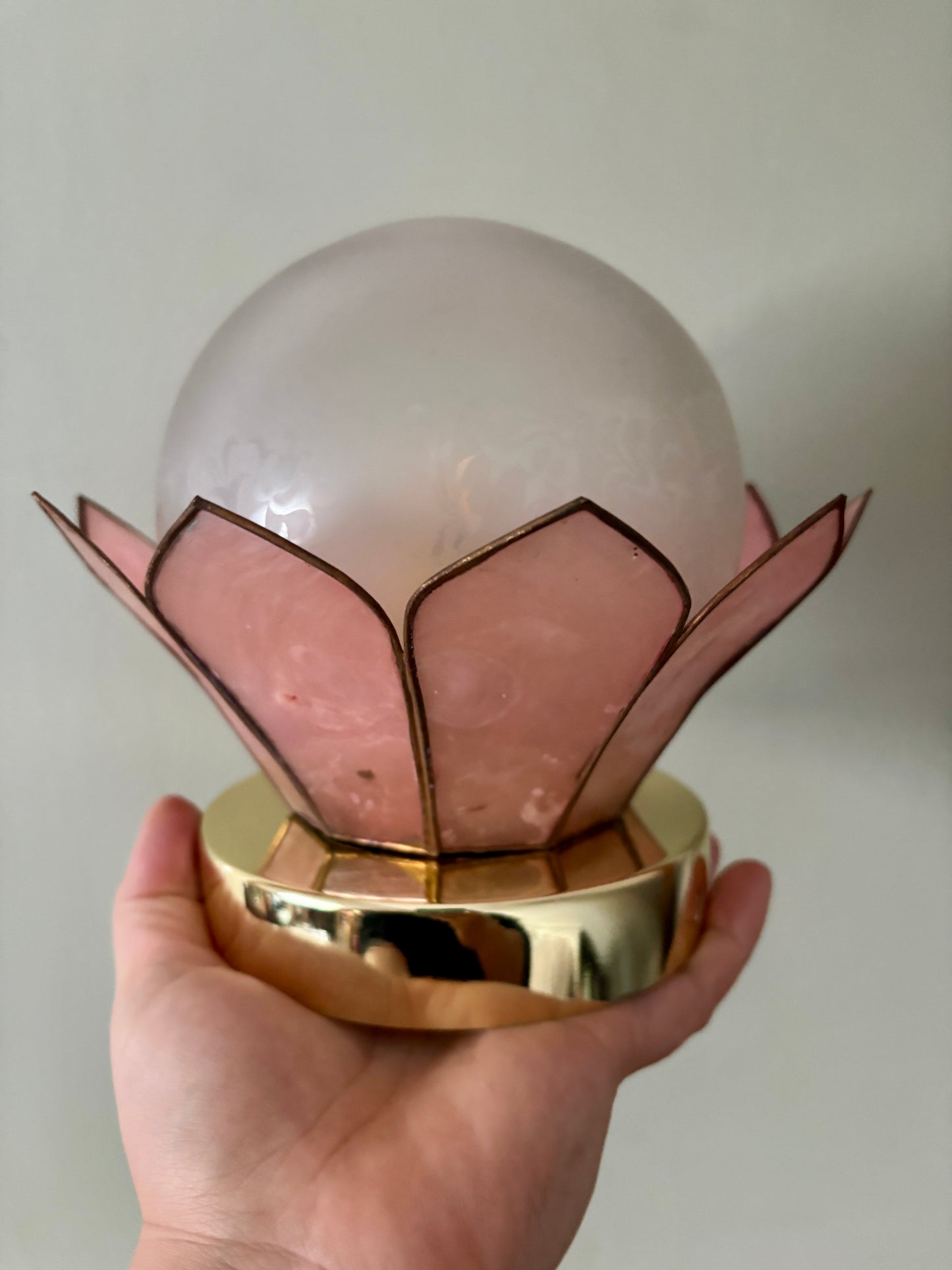 Applique abat-jour vintage en nacre rose et globe en verre dépoli