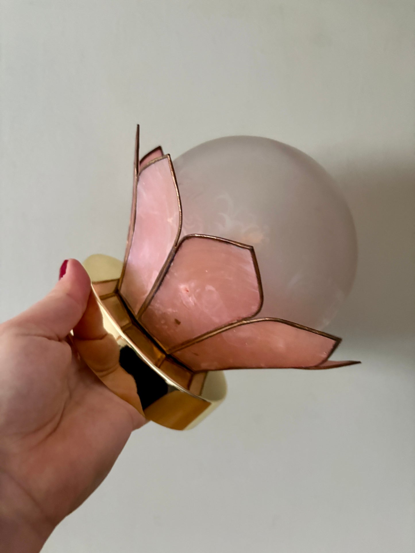 Applique abat-jour vintage en nacre rose et globe en verre dépoli