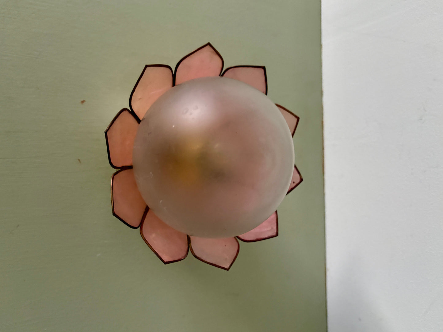 Applique abat-jour vintage en nacre rose et globe en verre dépoli