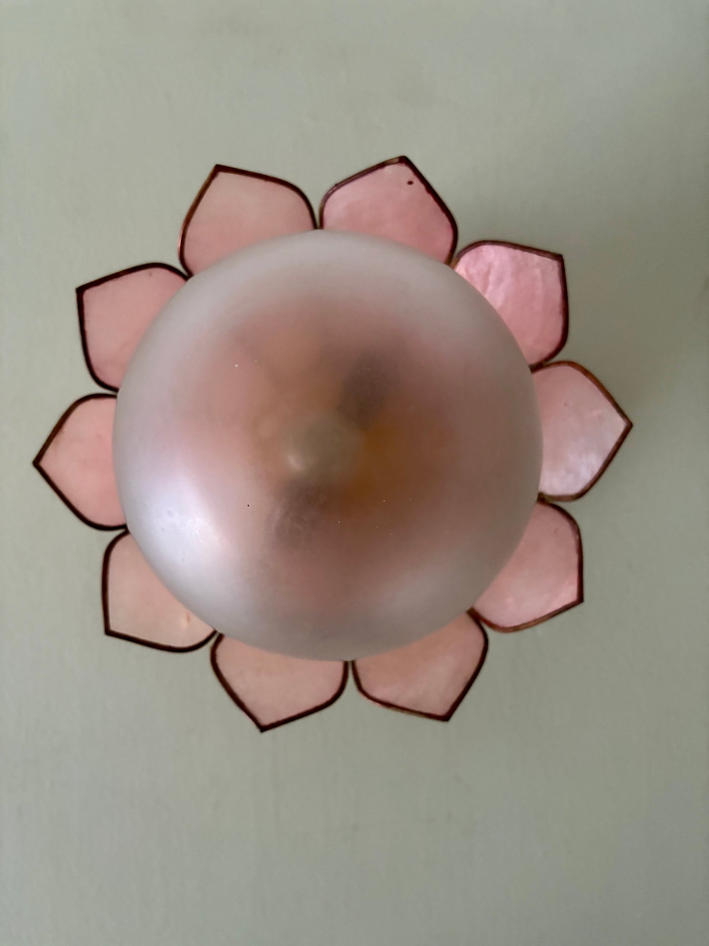Applique abat-jour vintage en nacre rose et globe en verre dépoli