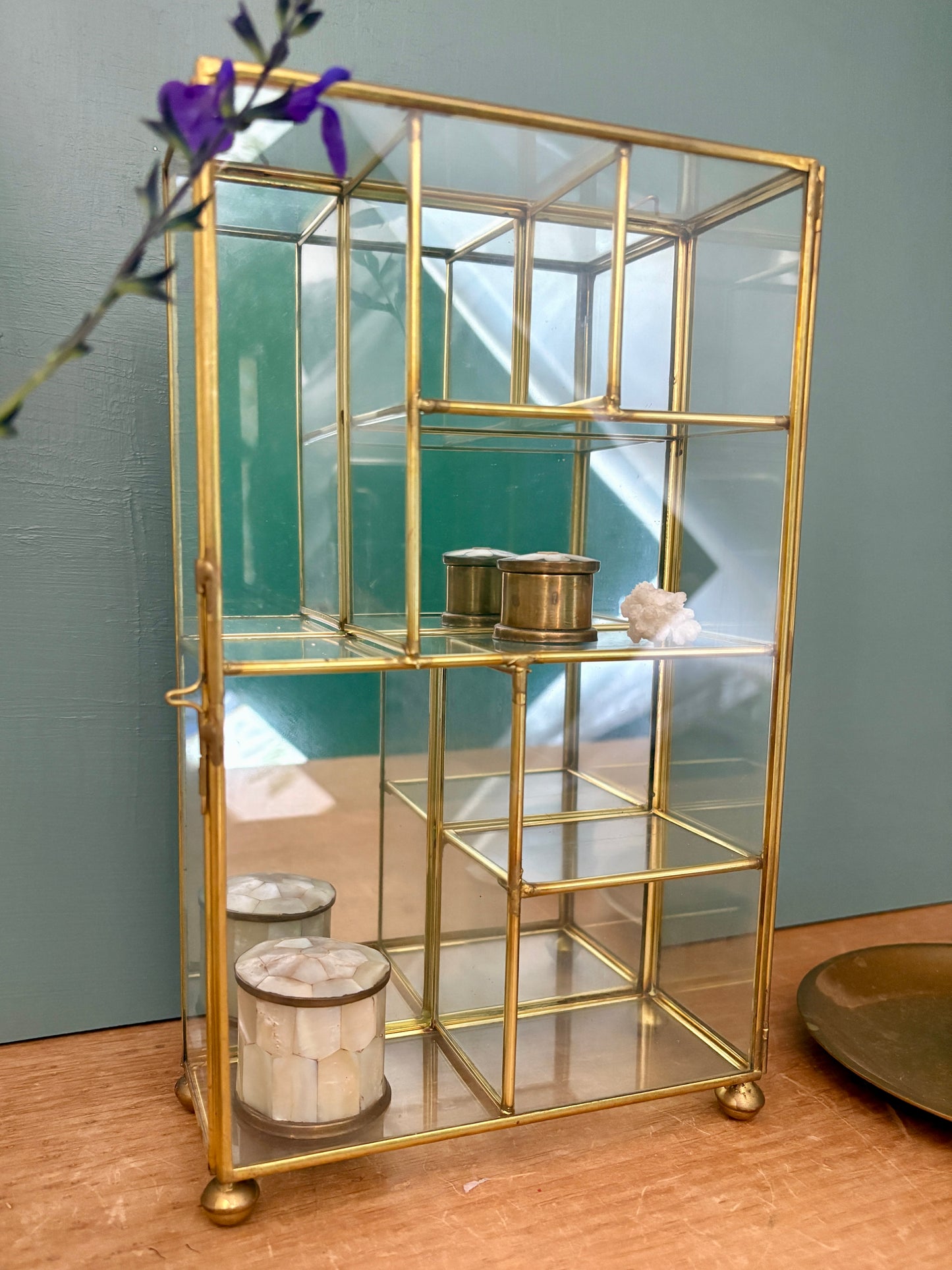 Vitrine vintage en verre et laiton