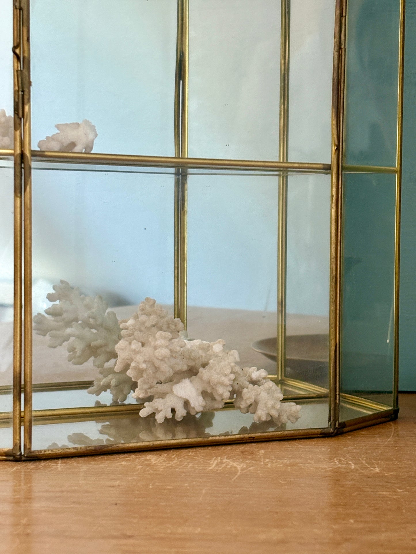 Grande vitrine ancienne en verre et laiton