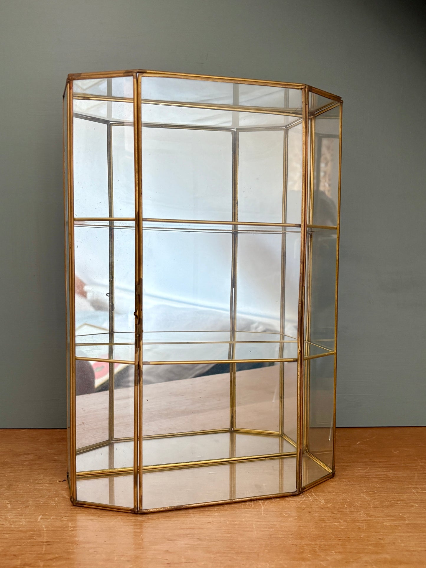 Grande vitrine ancienne en verre et laiton