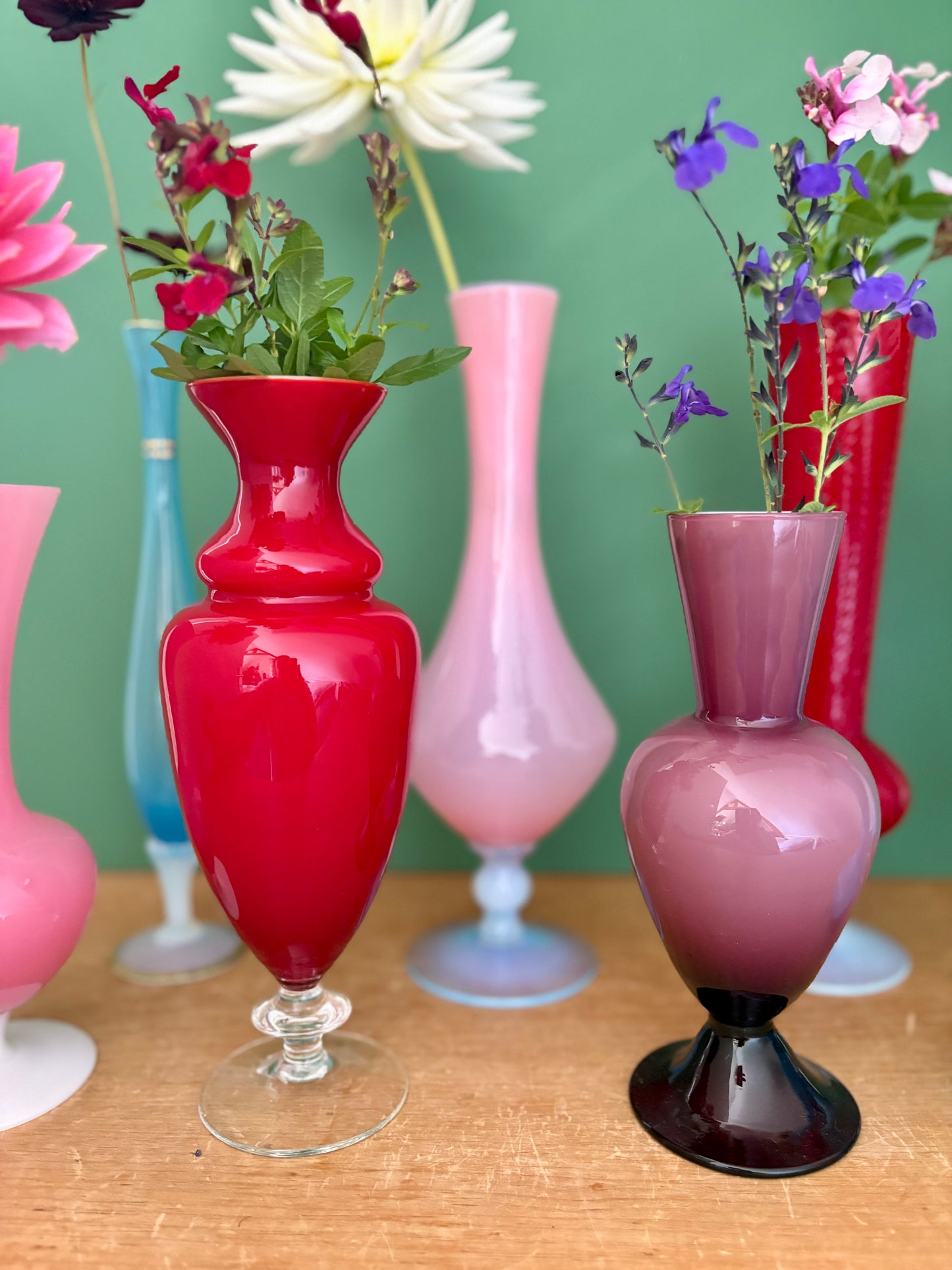 Lot de 8 vases soliflores vintage en verre et opaline