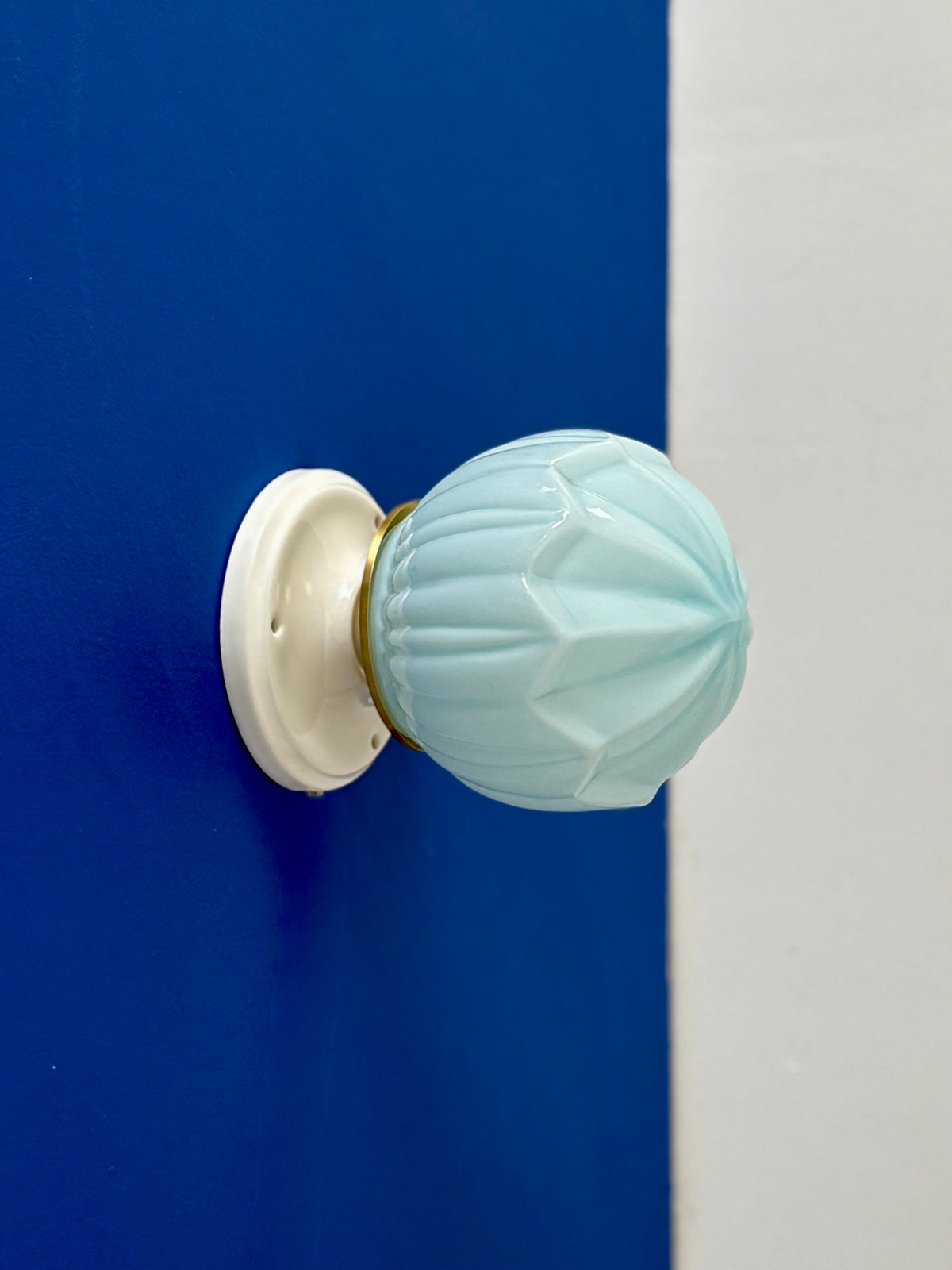 Applique globe vintage art déco en opaline bleue