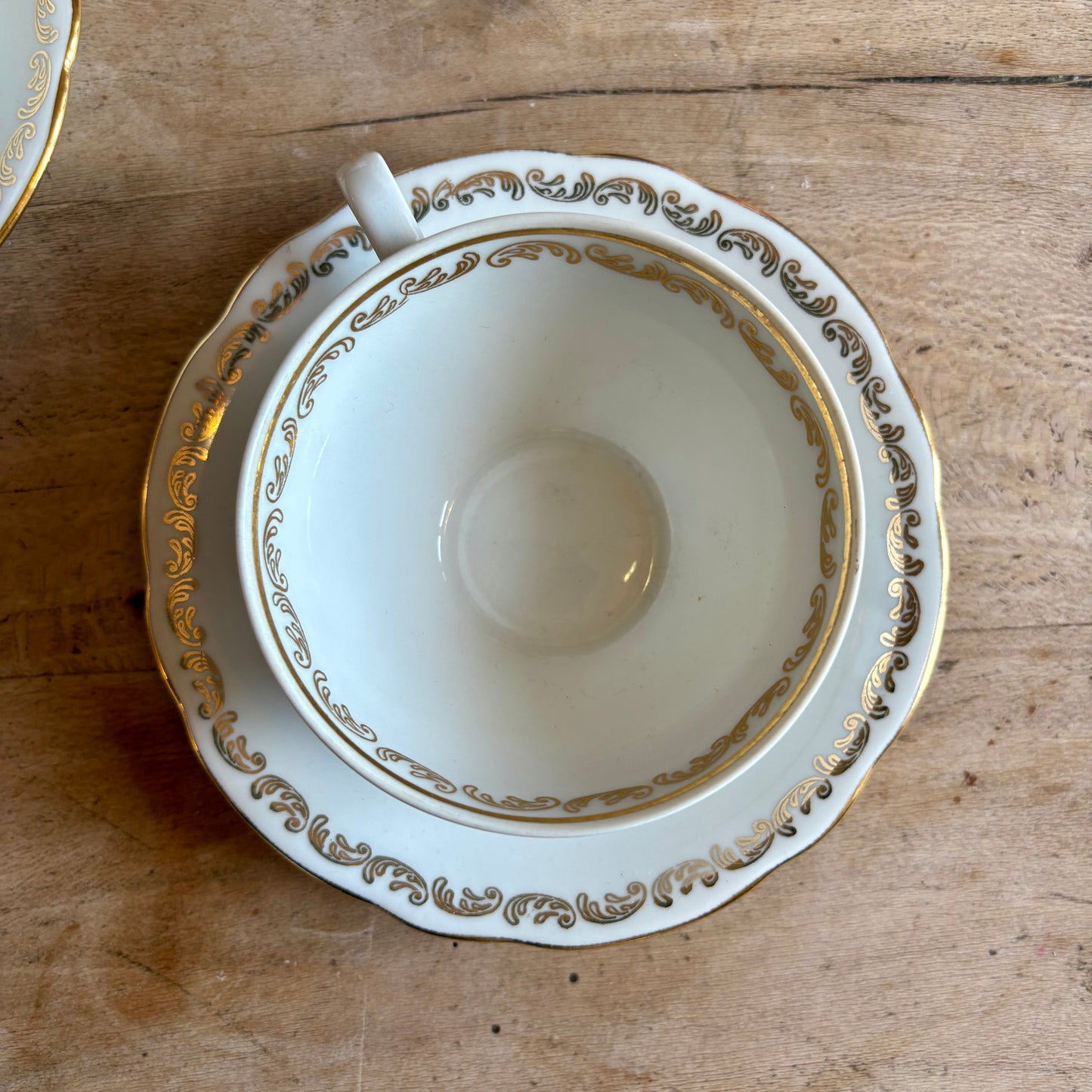 Lot de 11 tasses et soucoupes en porcelaine blanche et dorée