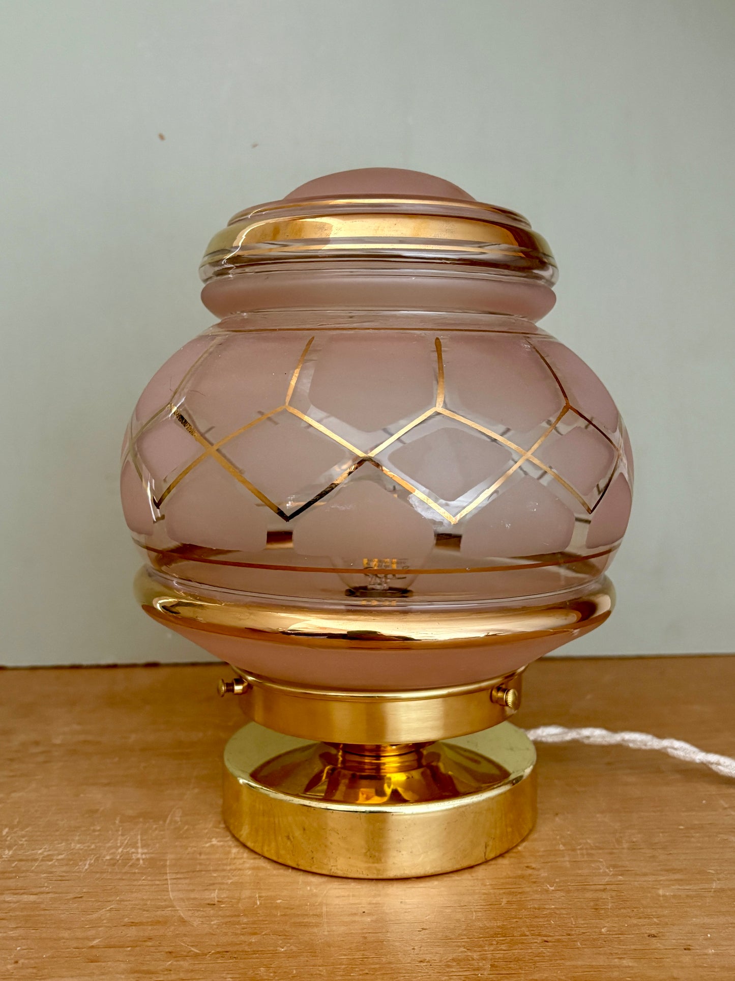 Lampe à poser globe vintage art déco en verre rose et doré