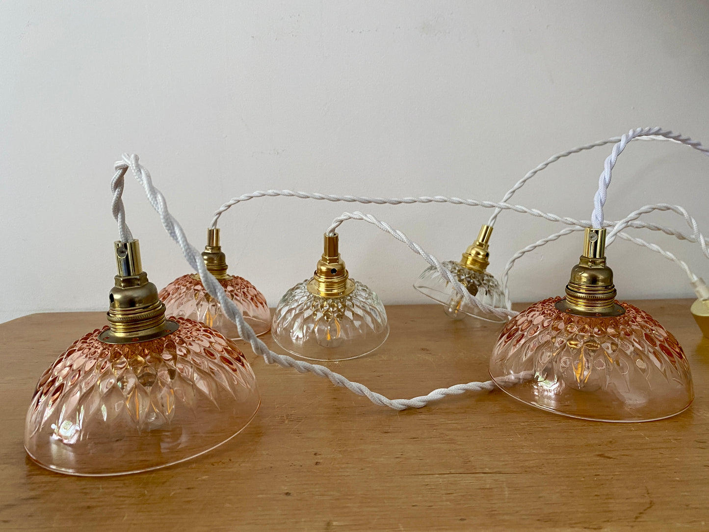 Suspension cascade 5 feux abat-jours vintage en verre rose et transparent