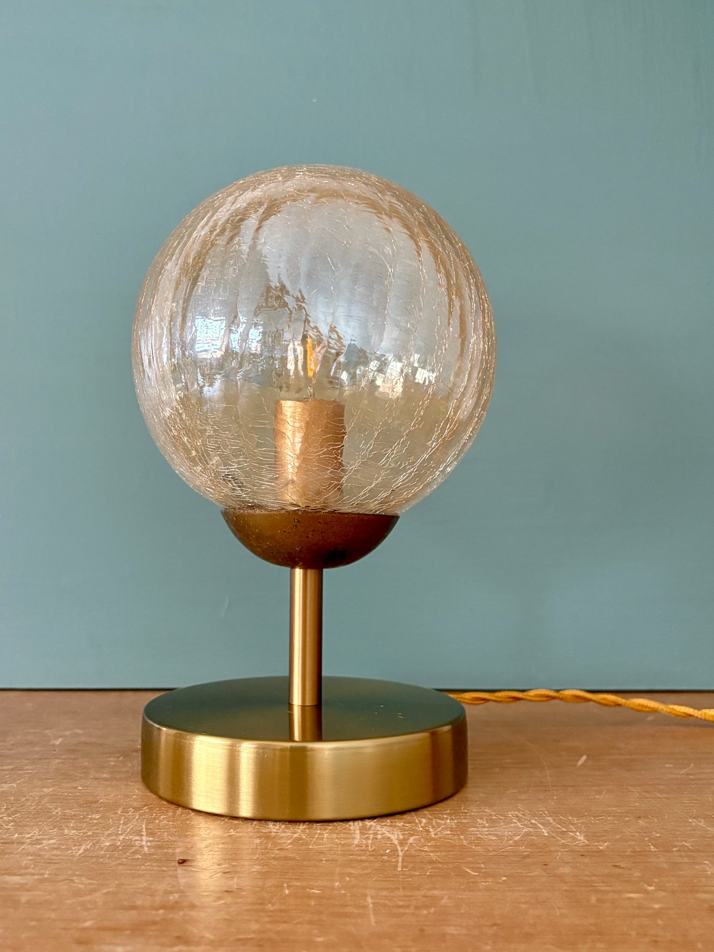Lampe à poser globe vintage en verre ambré (BA1)