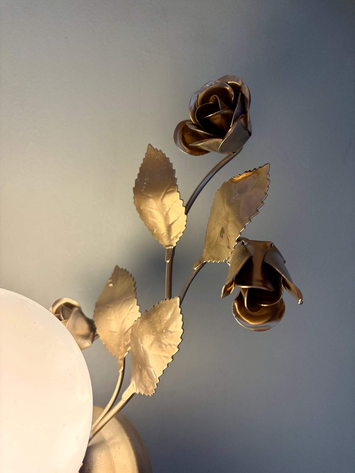 Applique vintage en métal doré et en opaline blanche