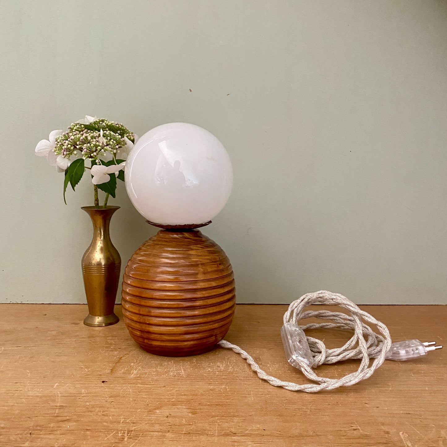 Lampe vintage opaline blanche et bois