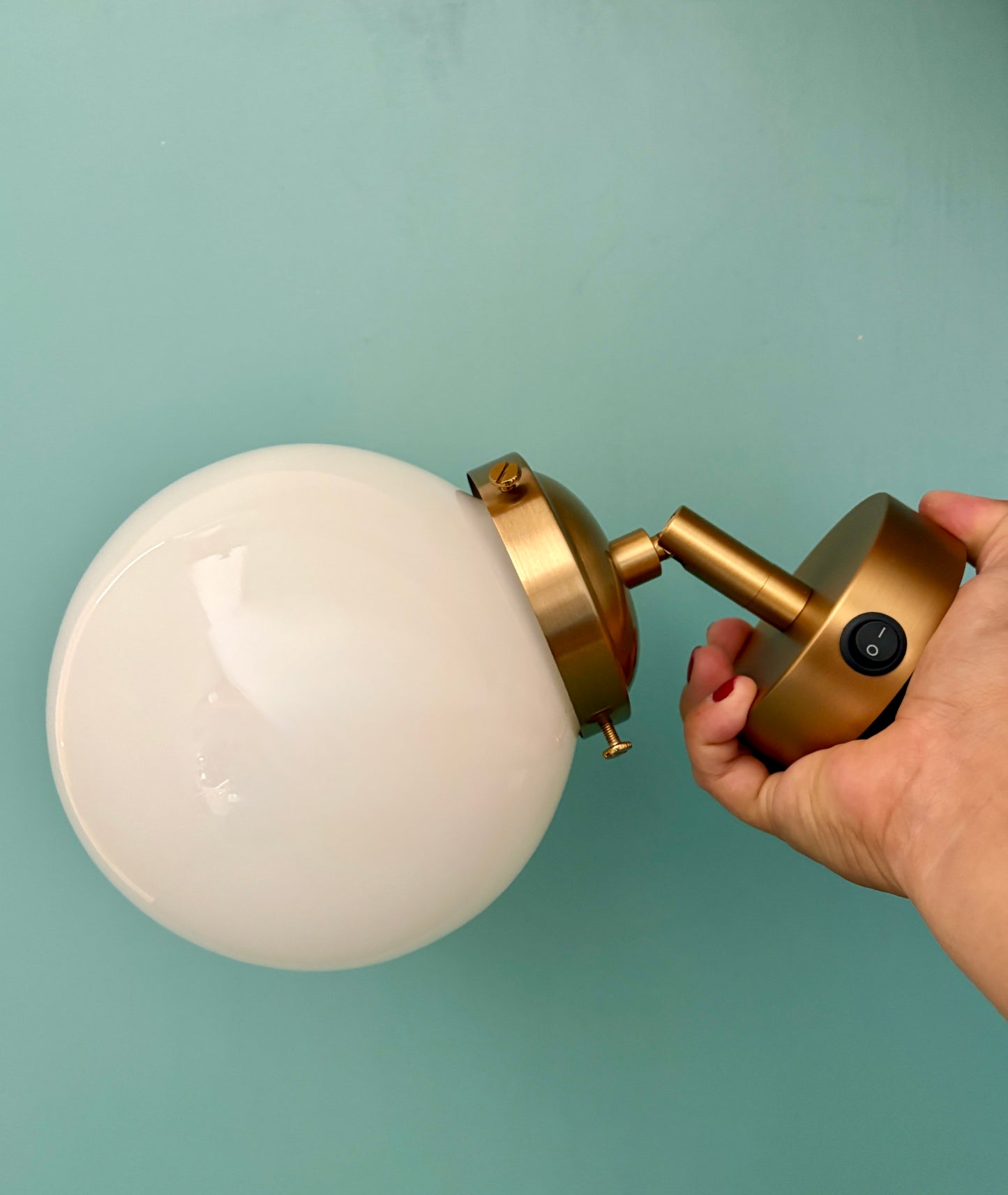 Applique globe vintage en opaline blanche