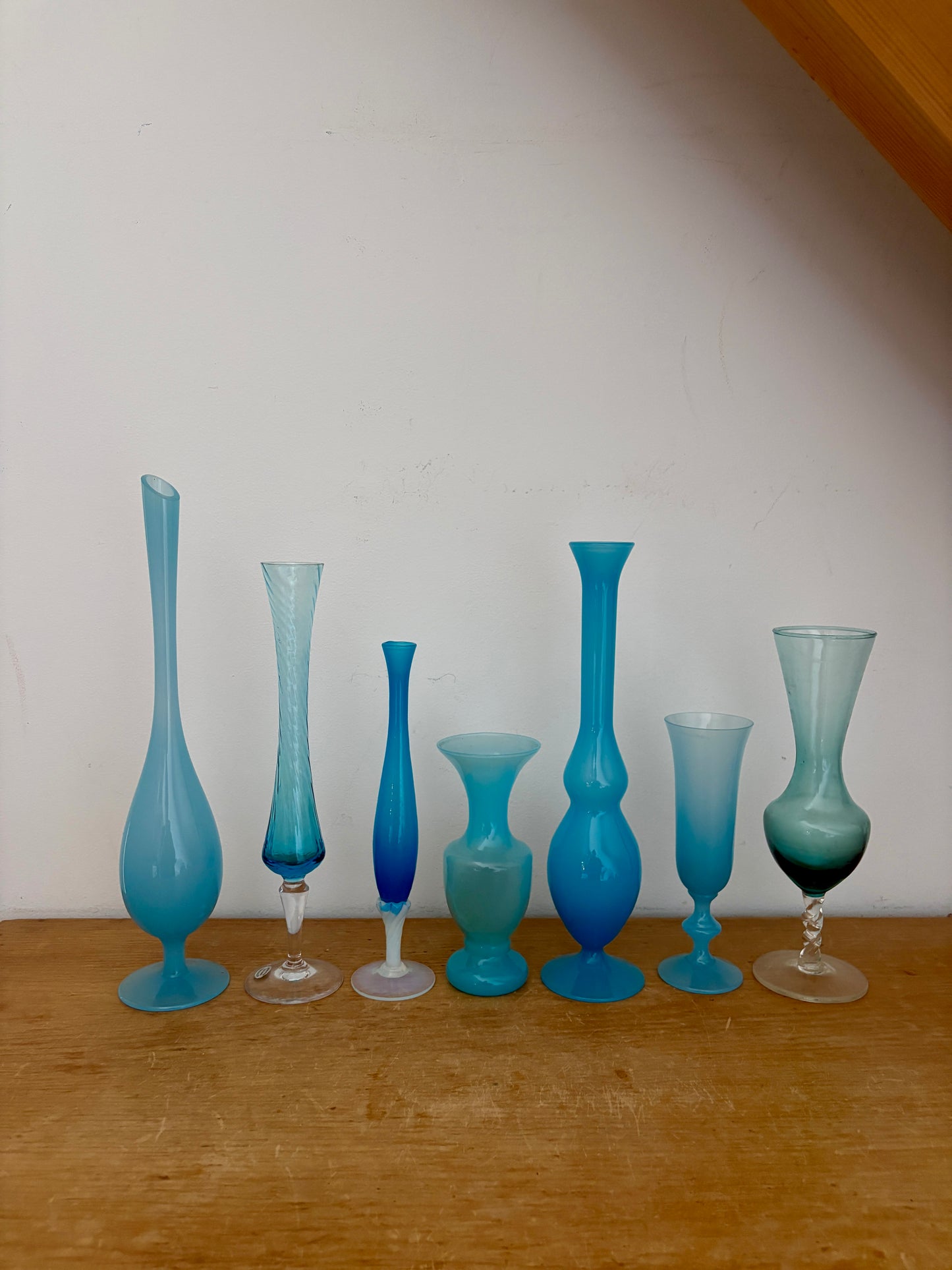 Lot de 7 vases/soliflores vintage en opaline, verre et cristal dans les tons de bleus