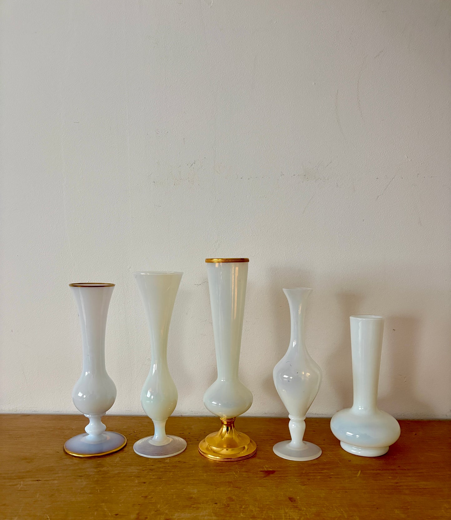 Lot de 5 soliflores ou vases anciens en opaline blanche et laiton