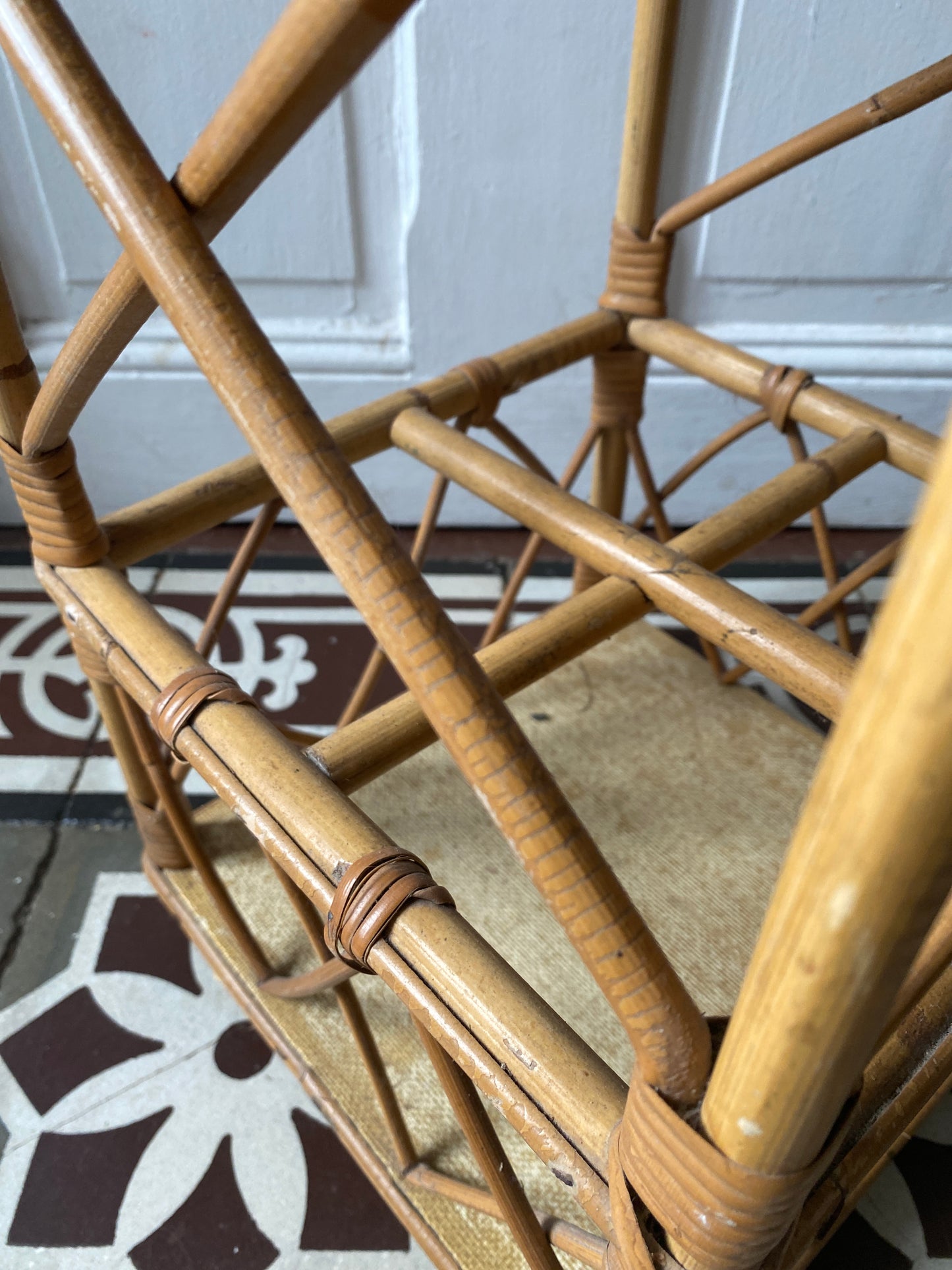 Ancien porte-bouteille / Bar en rotin