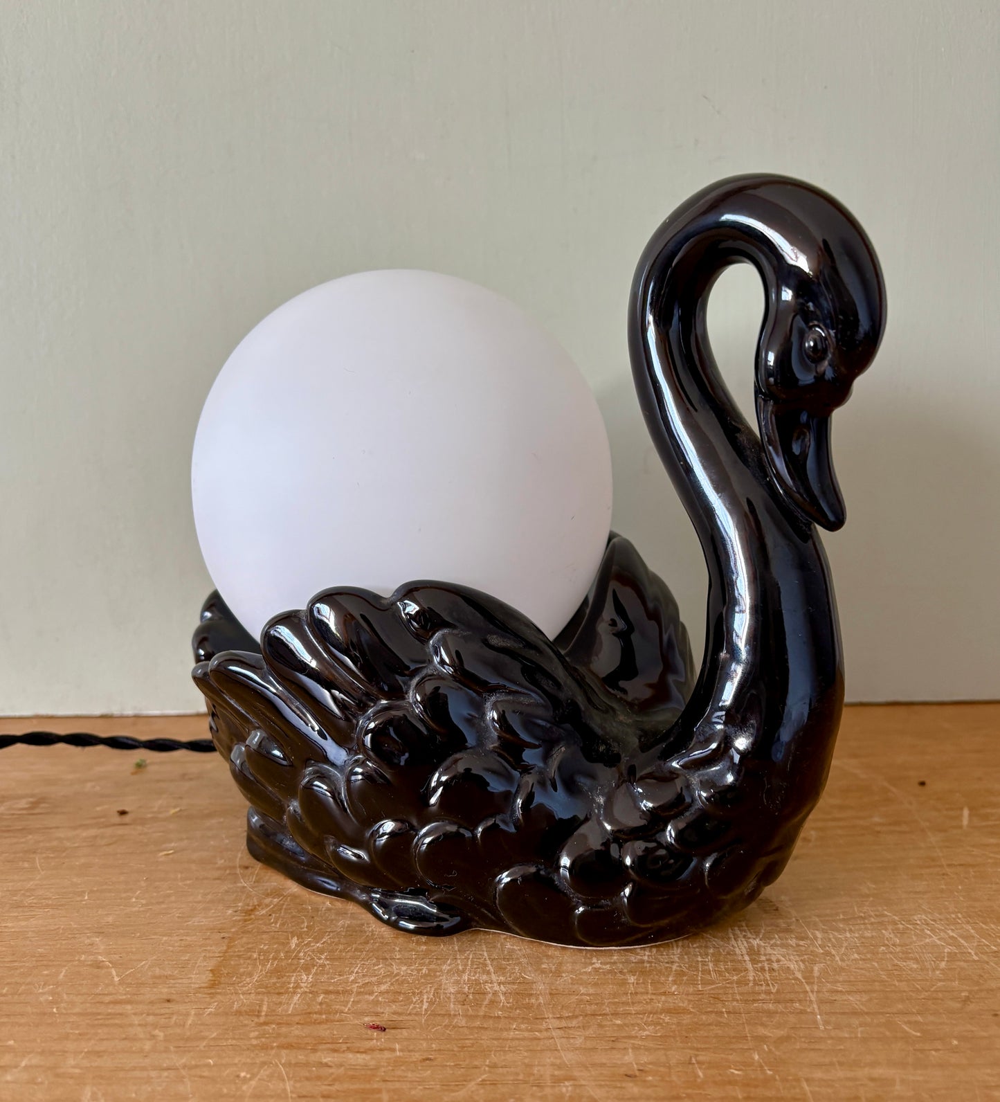 Lampe vintage, cygne noir en céramique et globe en opaline blanche
