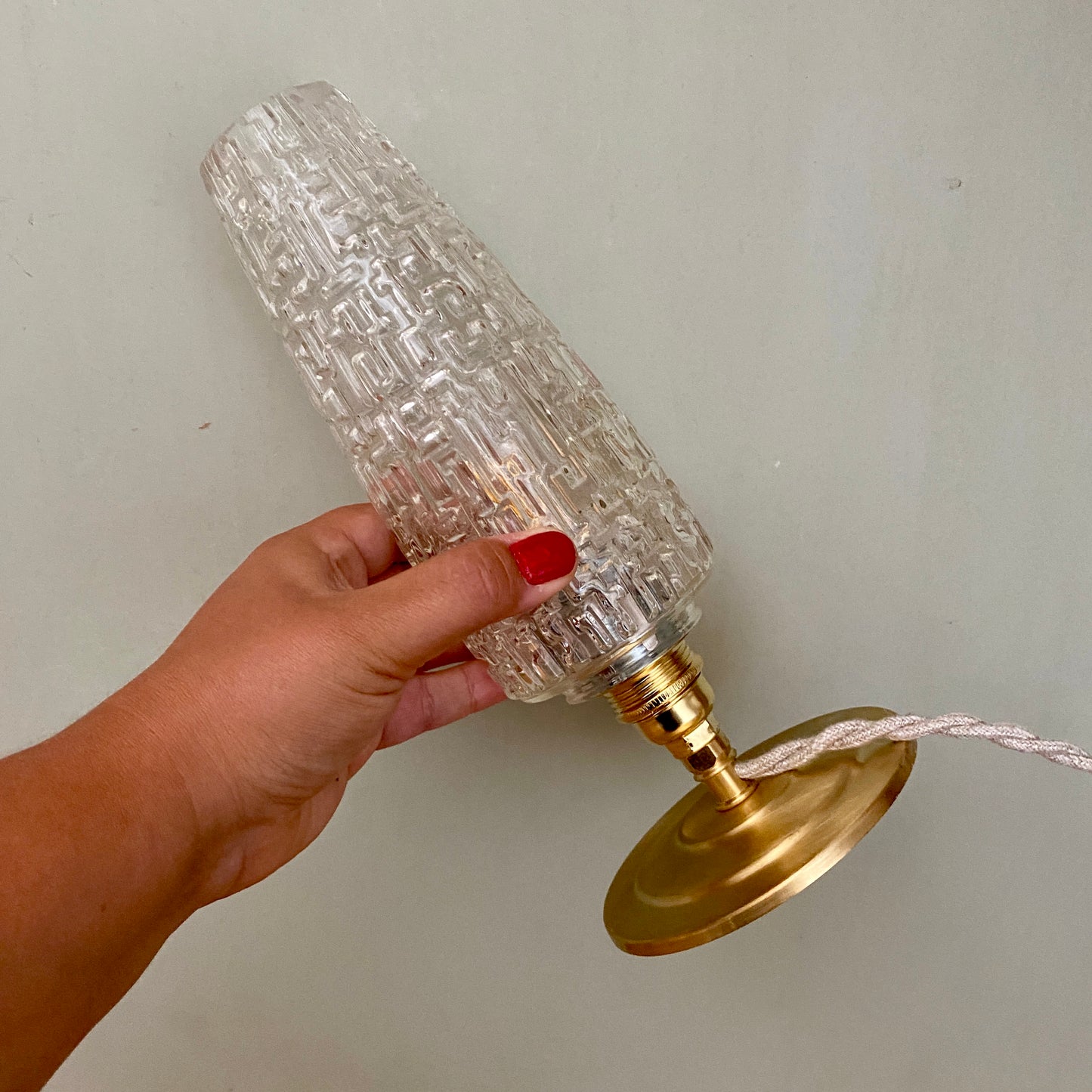 Lampe à poser globe vintage en verre moulé