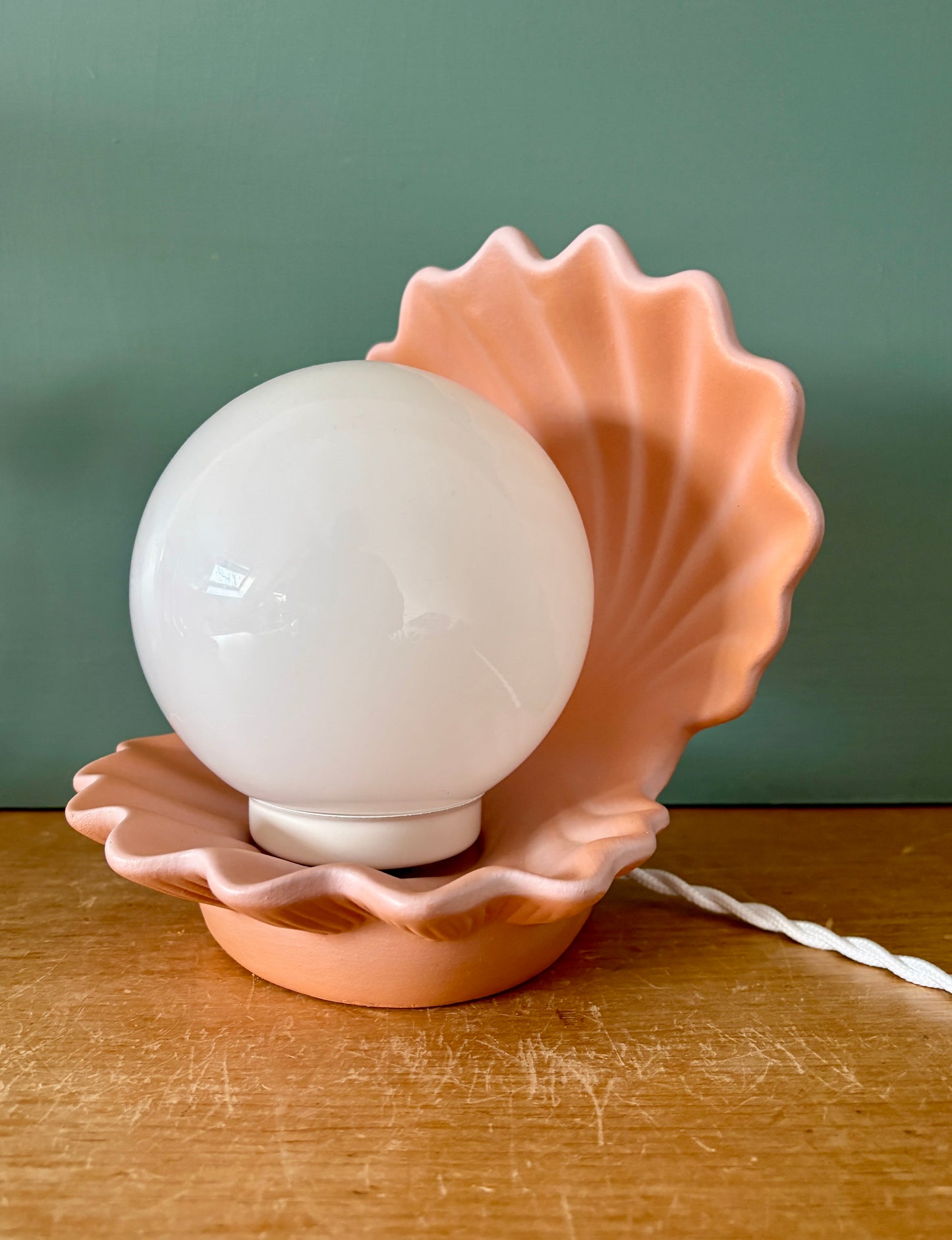 Lampe vintage en forme de coquillage en céramique et opaline.